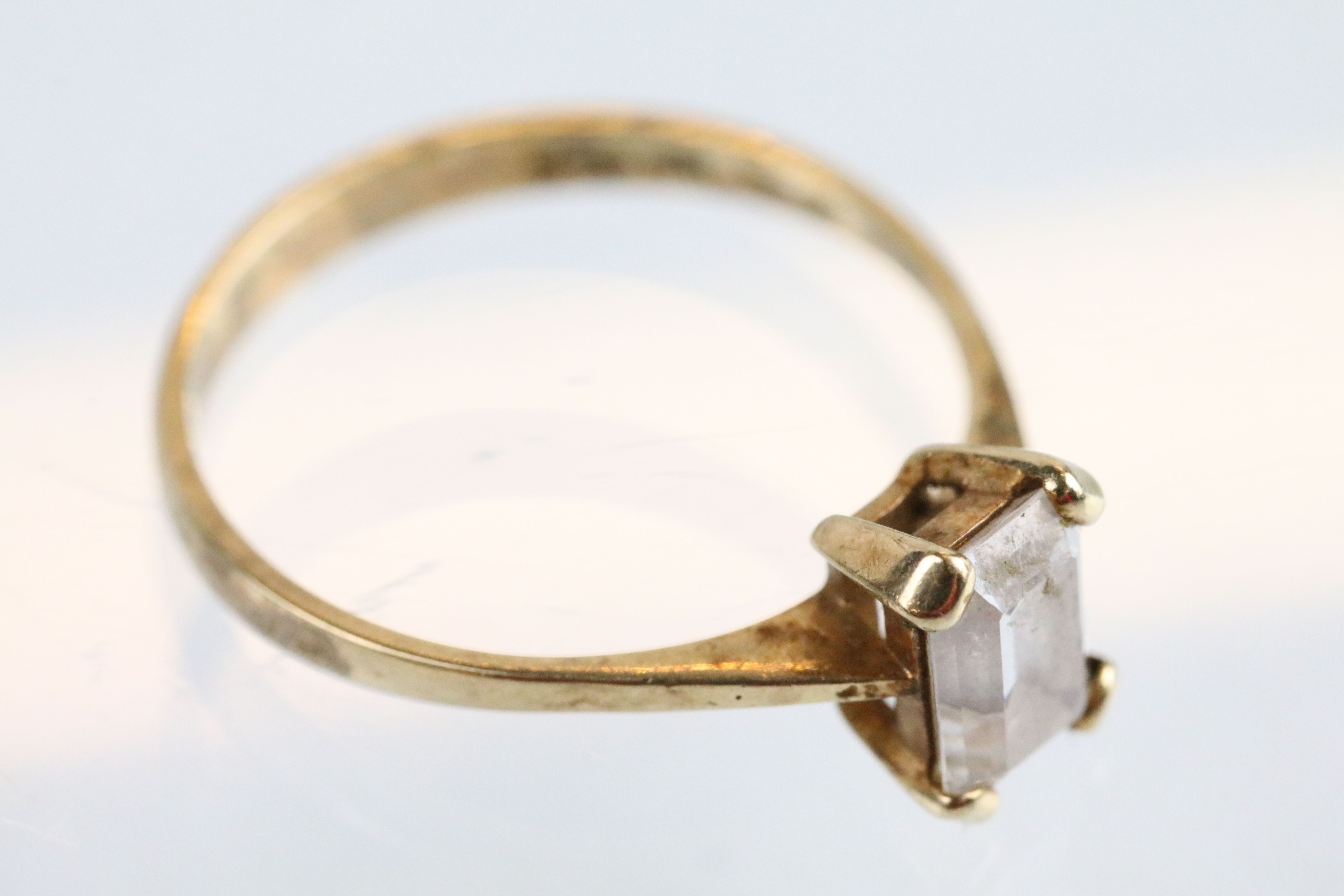 9ct gold and white stone solitaire ring set with a emerald cut white stone (hallmarked London - Bild 9 aus 11