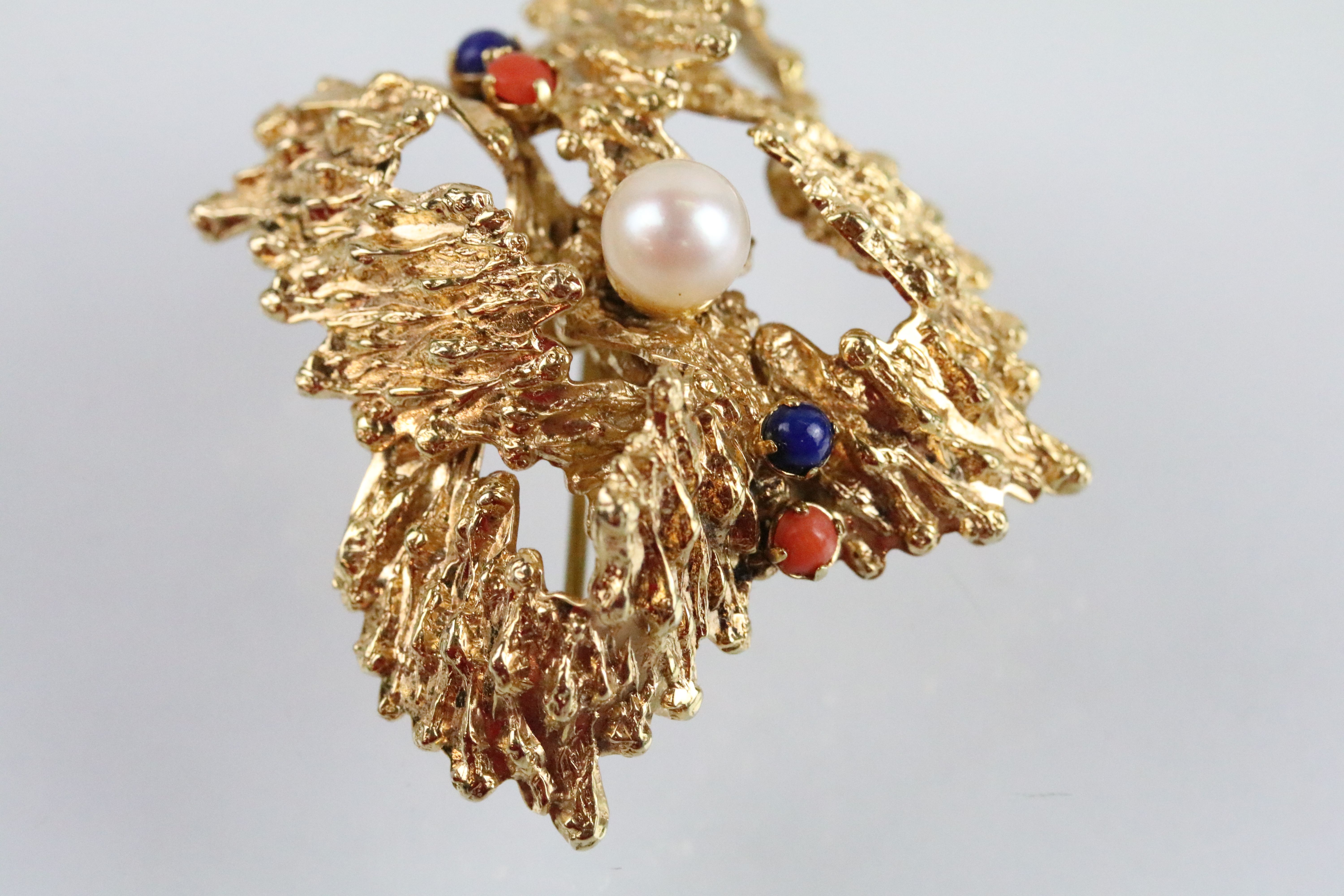 Mid Century 9ct gold pearl, coral and lapis lazuli brooch. The brooch of pierced textured form - Bild 2 aus 3