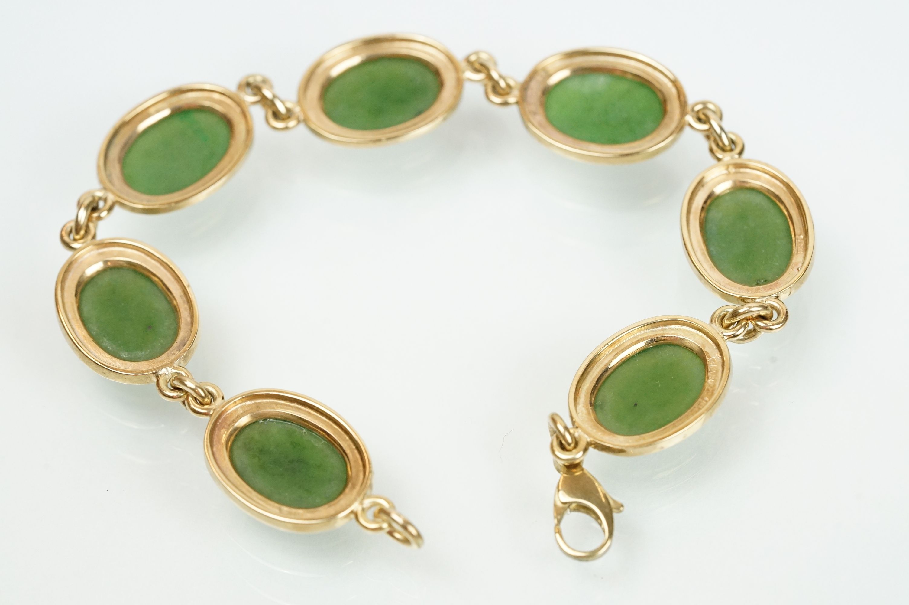 9ct gold and nephrite earrings, bracelet and pendant necklace. The bracelet set with seven - Bild 9 aus 10