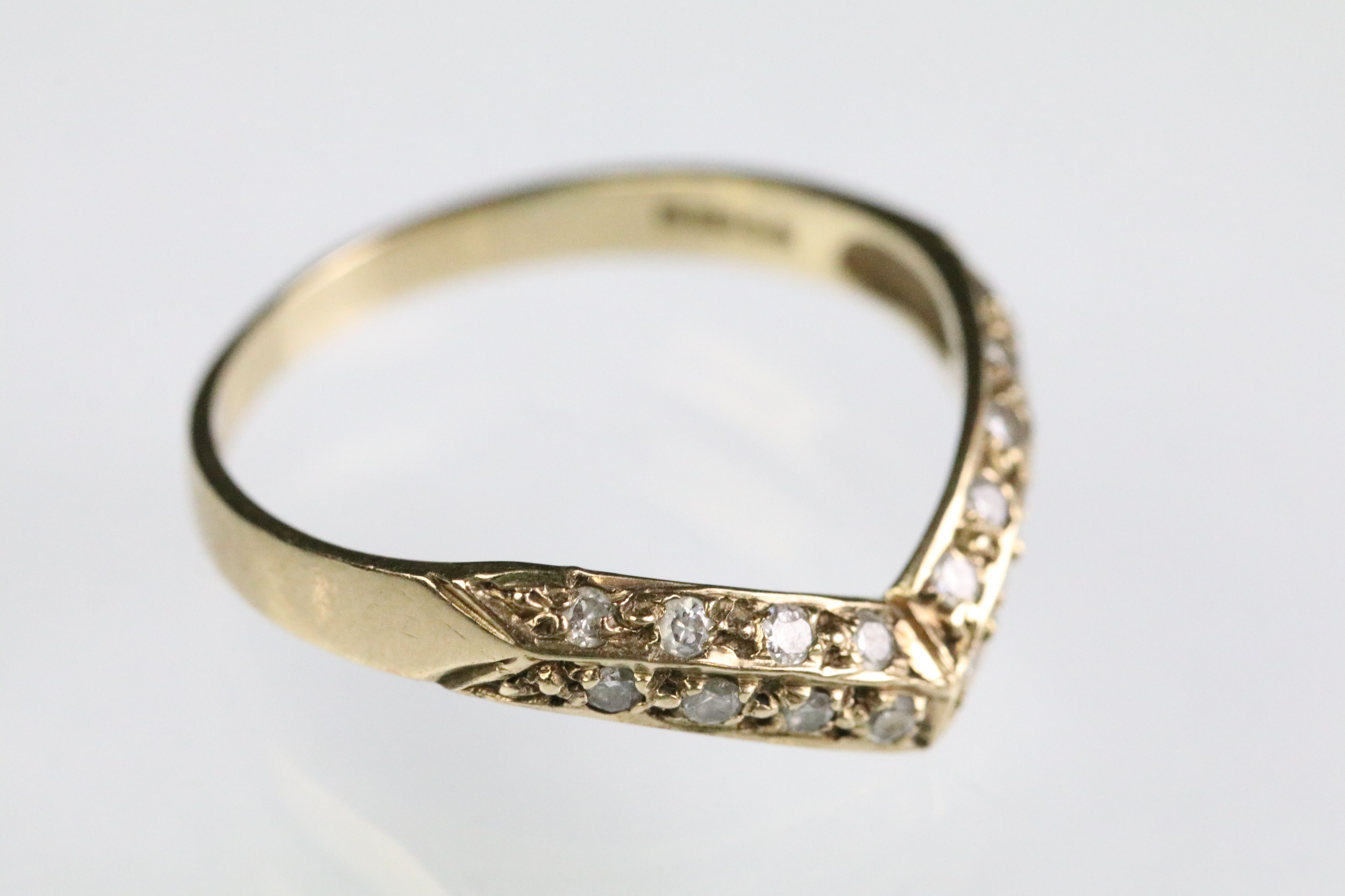 9ct gold hallmarked wishbone ring set with round cut diamonds throughout. Hallmarked London 1988. - Image 3 of 6