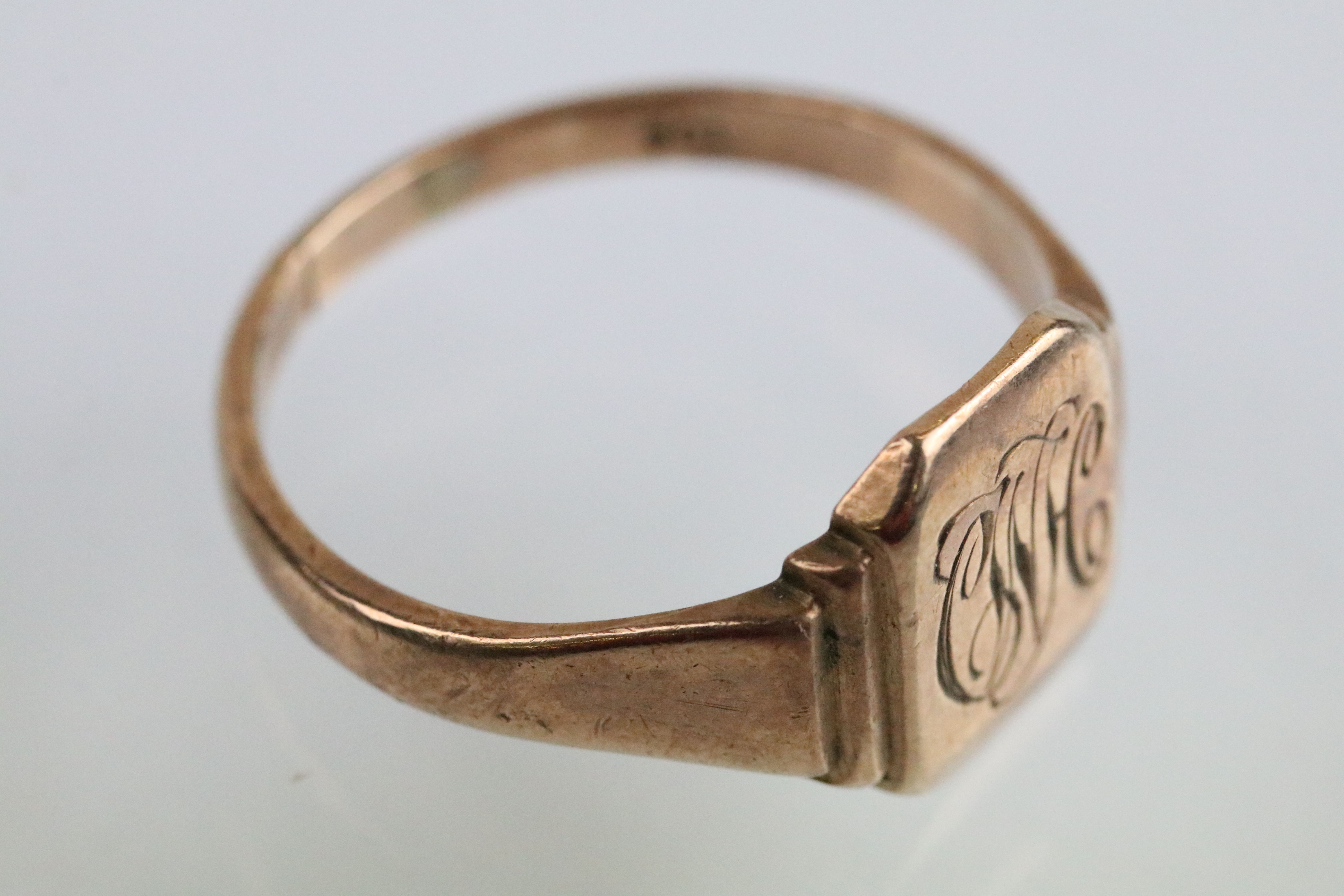 Early 20th Century 9ct gold signet ring having a square head to centre with stepped shoulders. - Image 3 of 5