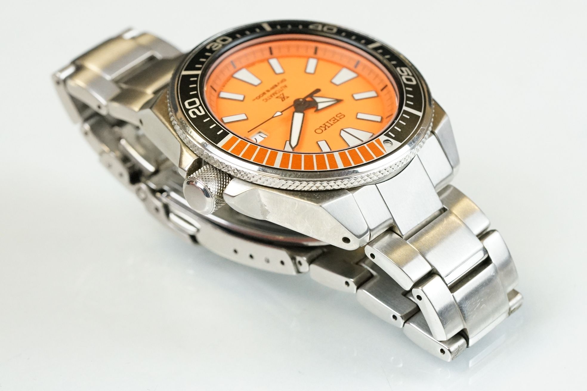 A gents Seiko automatic 200m divers watch, orange dial with black & orange rotating bezel, date - Image 6 of 10