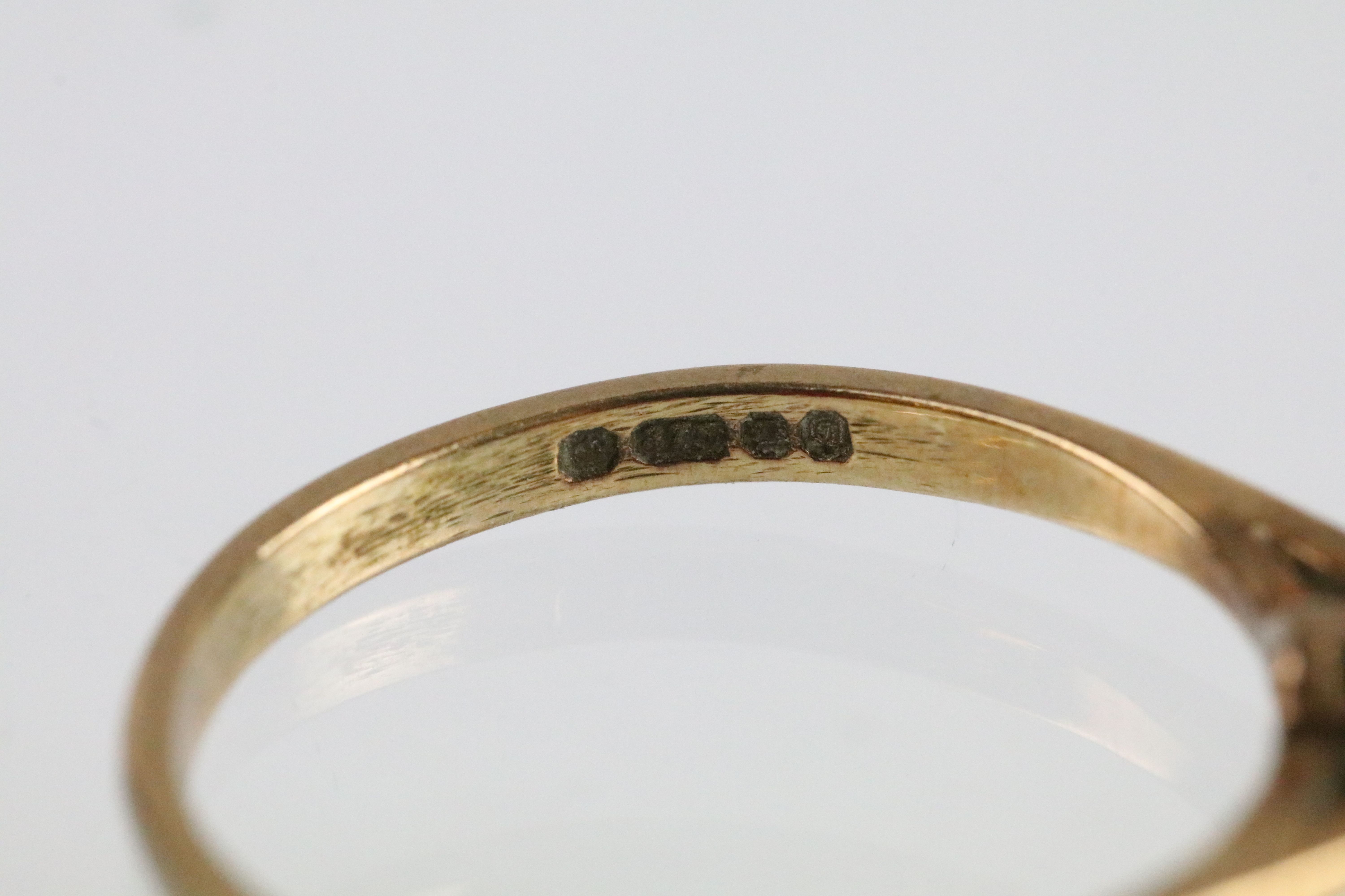 Two 9ct gold rings to include a sapphire and diamond half eternity ring (hallmarked London 1990, - Bild 6 aus 10