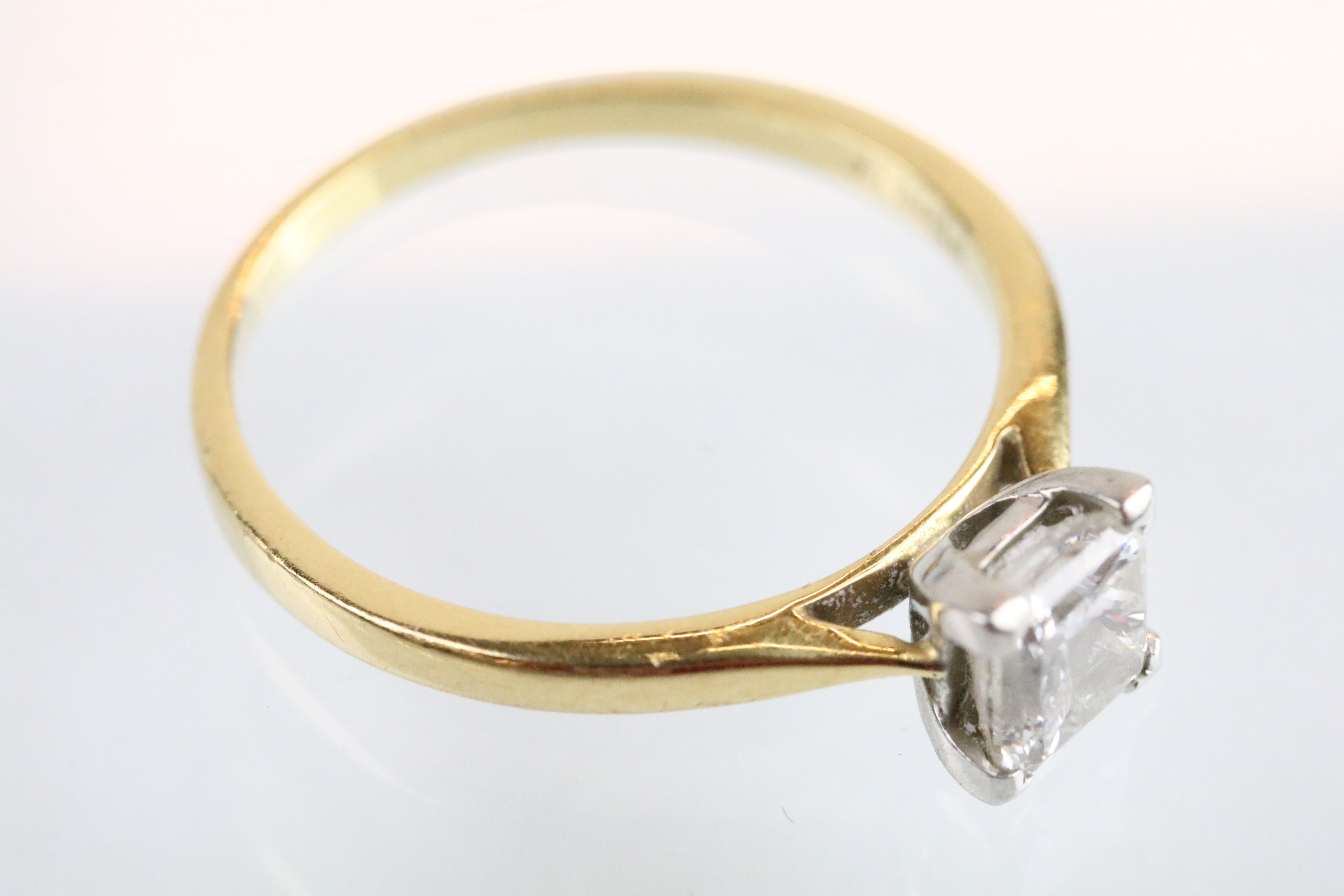 18ct gold and platinum diamond solitaire ring. The ring being set with a rectangular princess cut - Bild 4 aus 10