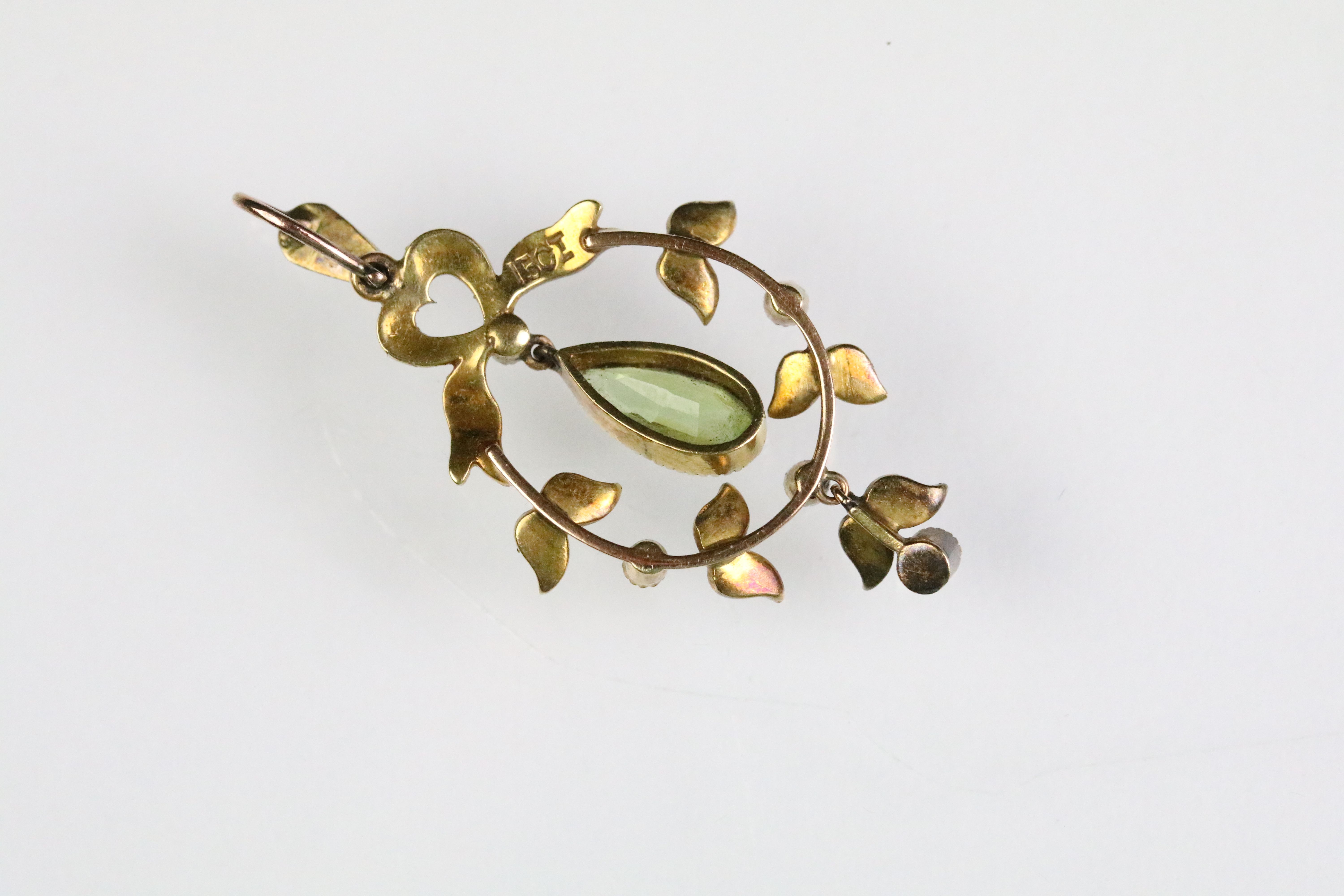 Early 20th Century Edwardian 15ct gold peridot and seed pearl pendant having an open work foliate - Bild 4 aus 8