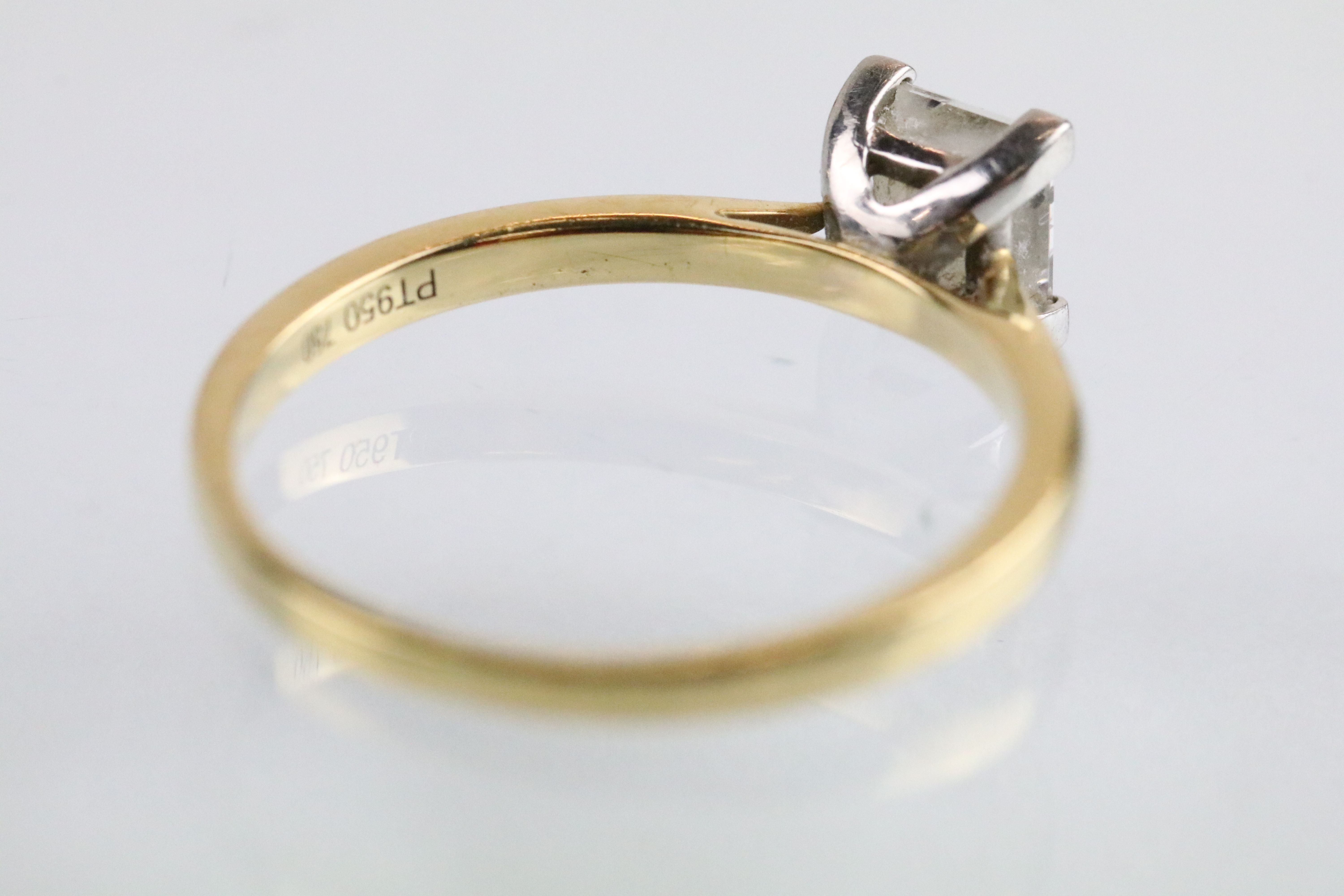 18ct gold and platinum diamond solitaire ring. The ring being set with a rectangular princess cut - Bild 5 aus 10