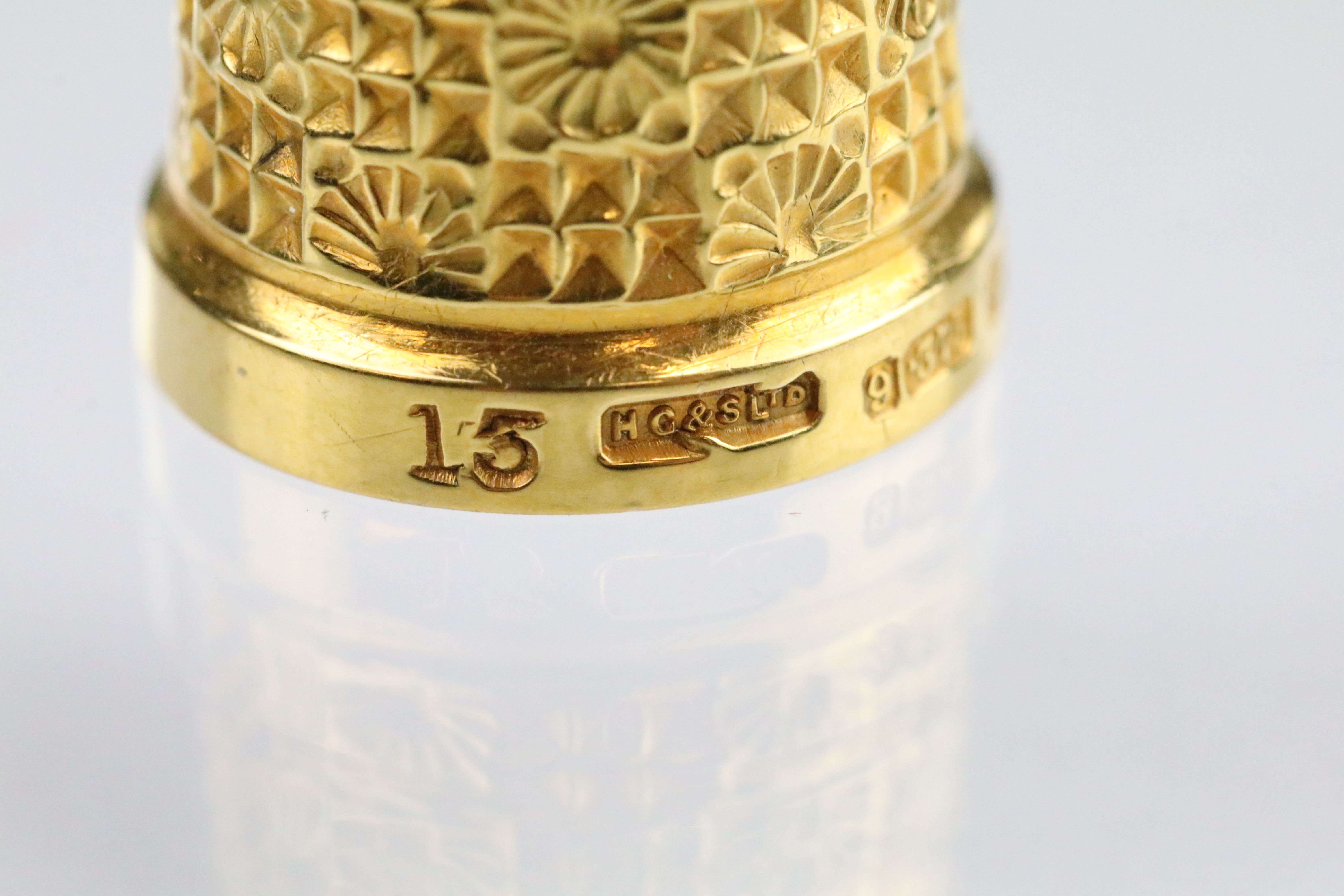 9ct gold hallmarked thimble with moulded details, size 15. Hallmarked Birmingham 1902, HG & S Ltd. - Image 3 of 4