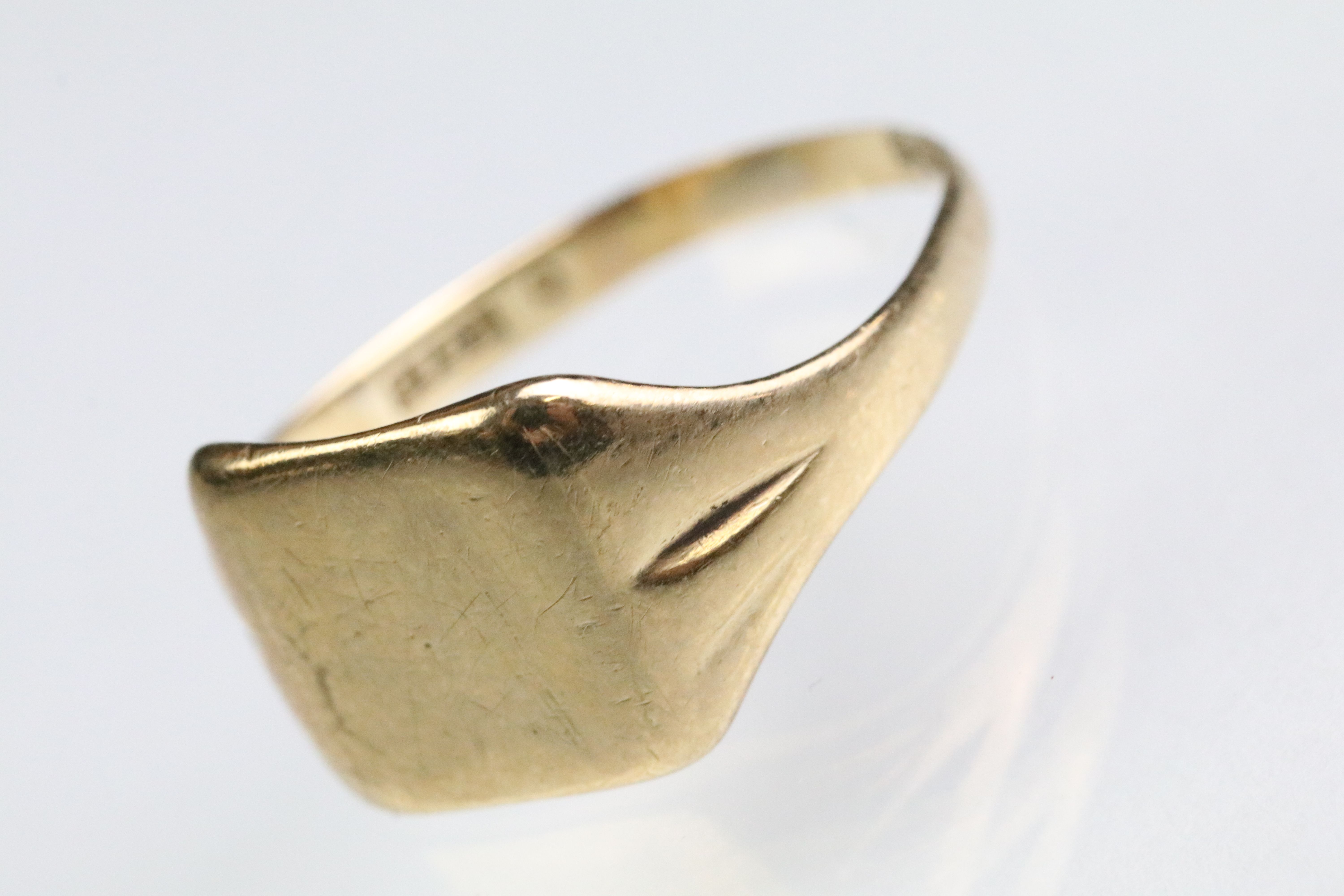 Three 9ct gold rings to include a square head signet ring (hallmarked Birmingham 1958, size U), - Bild 9 aus 11