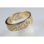 9ct gold pierced celtic knot design band ring with pierced detailing. Marked 375 to band. Size W.5.