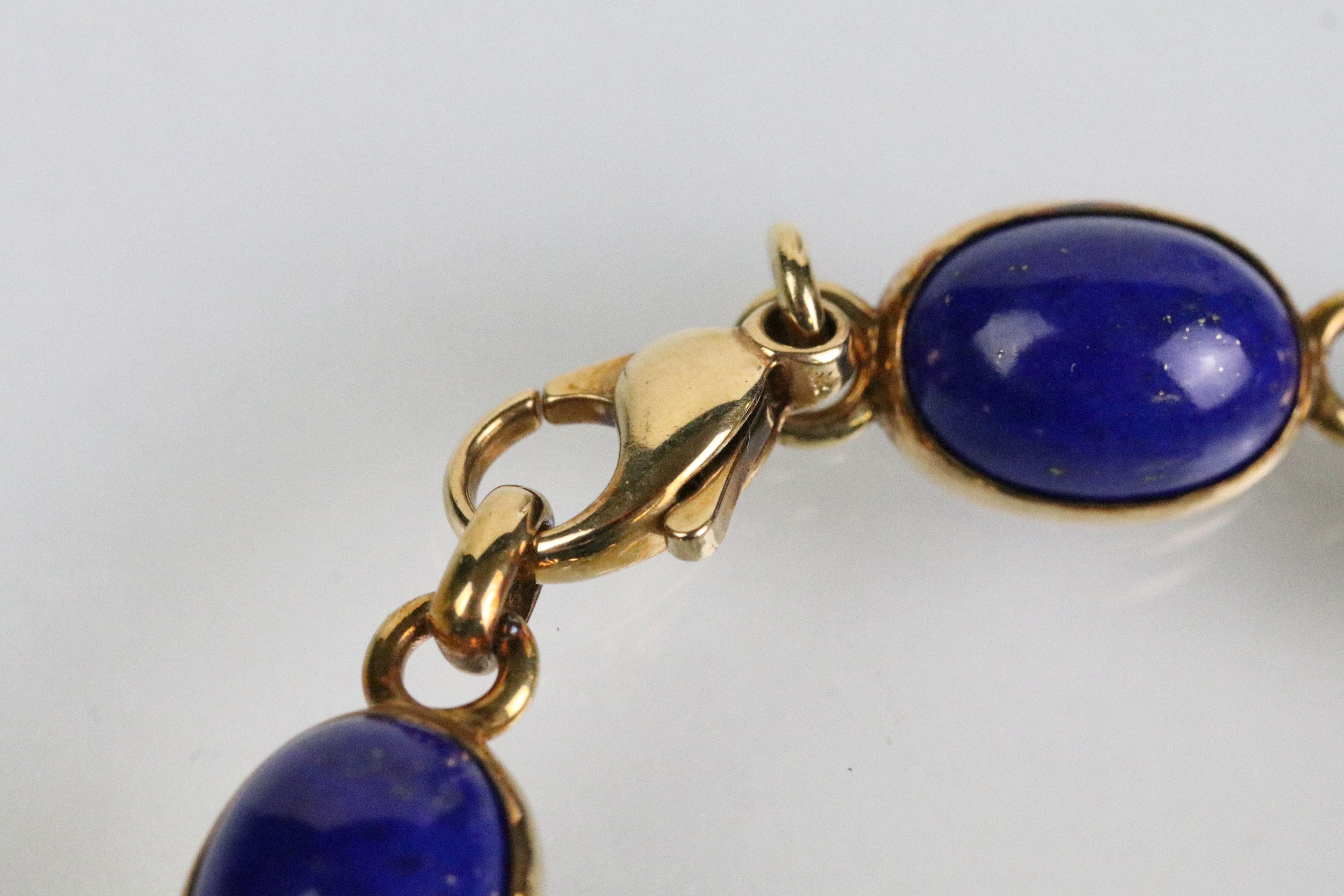 9ct and lapis lazuli necklace, bracelet and earrings. The bracelet set with seven lapis lazuli - Bild 9 aus 12