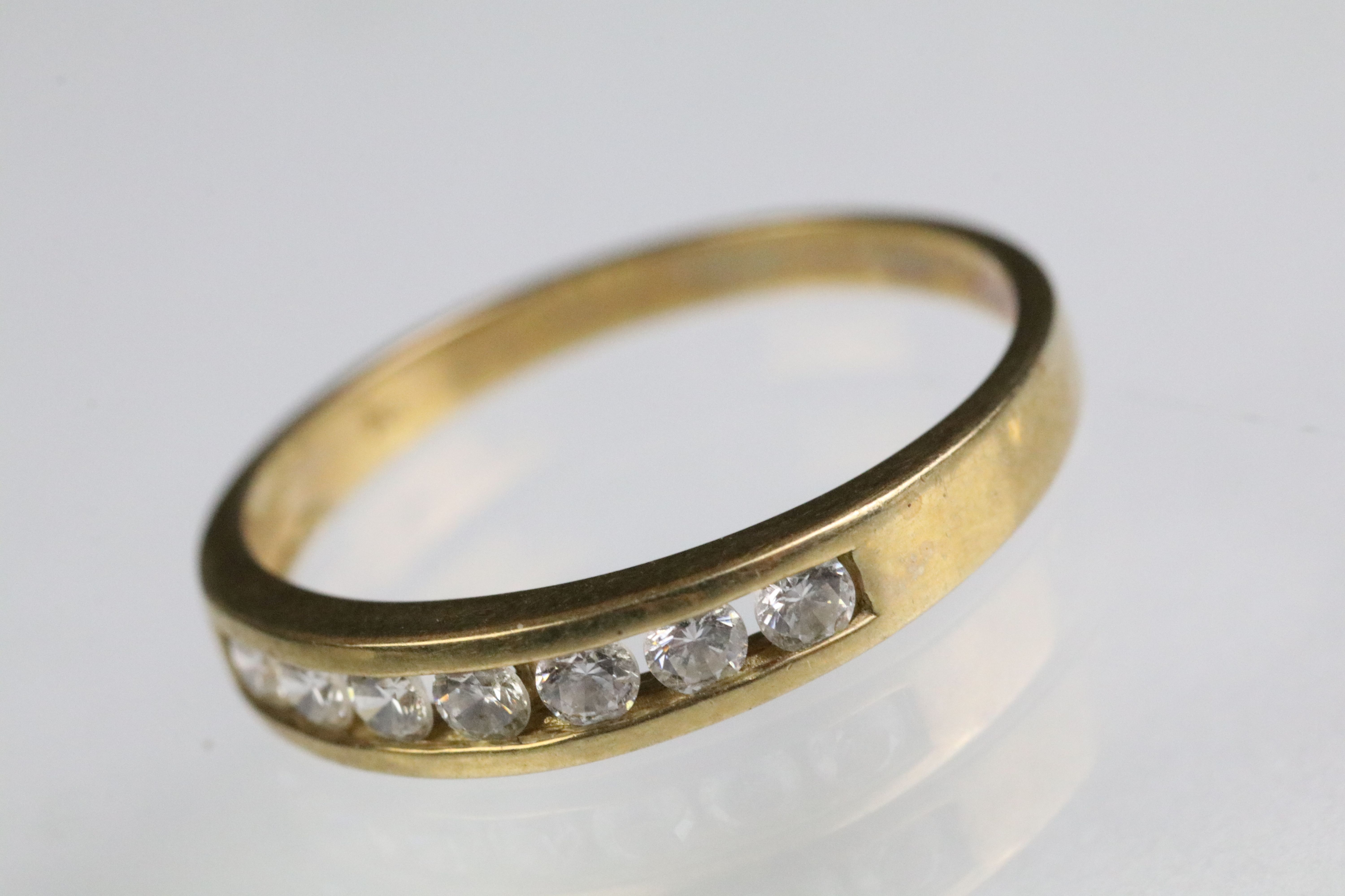 Two 9ct gold rings to include a 9ct gold and cz seven stone ring (import marked 1991, size O.5) - Bild 5 aus 9