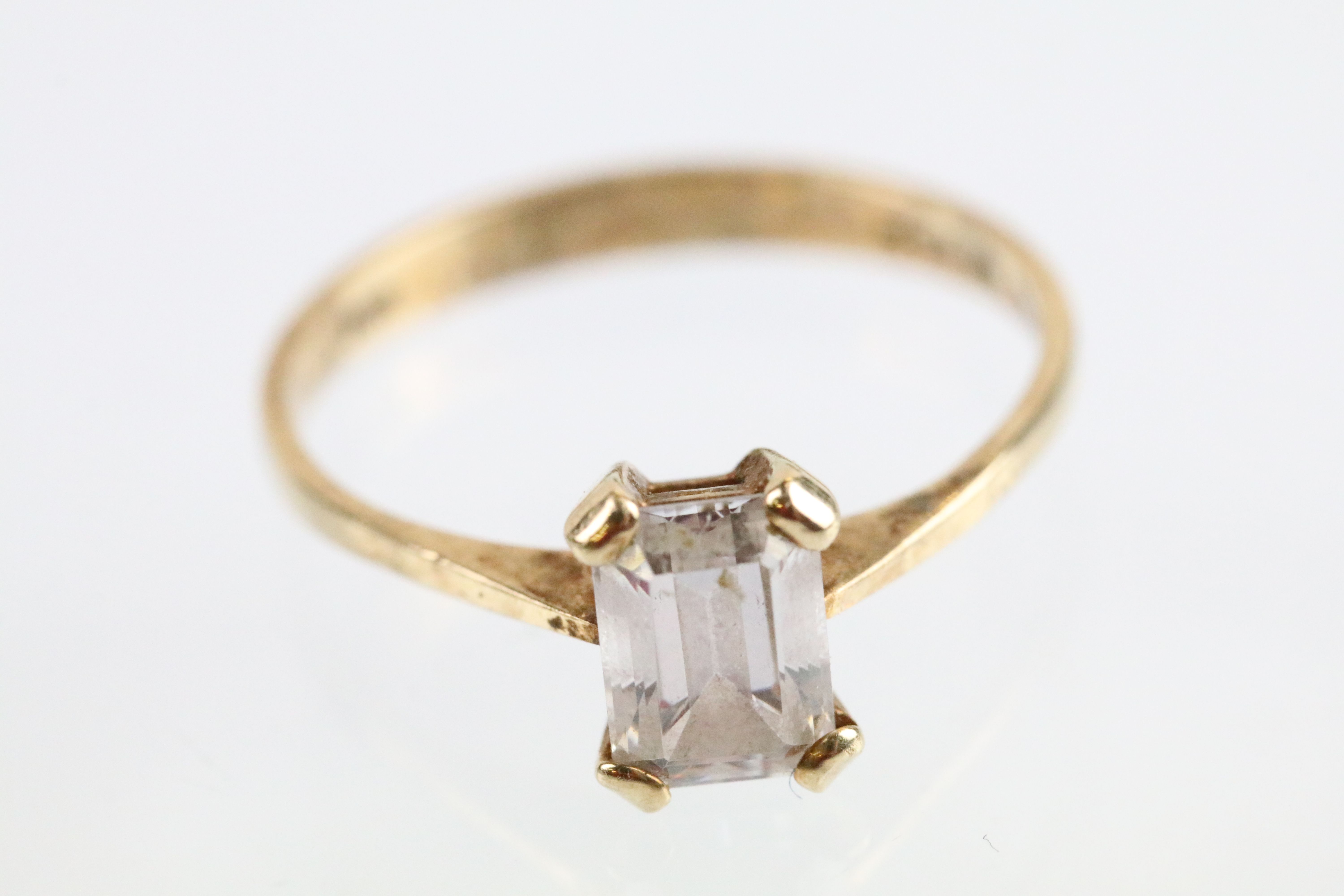 9ct gold and white stone solitaire ring set with a emerald cut white stone (hallmarked London - Bild 8 aus 11