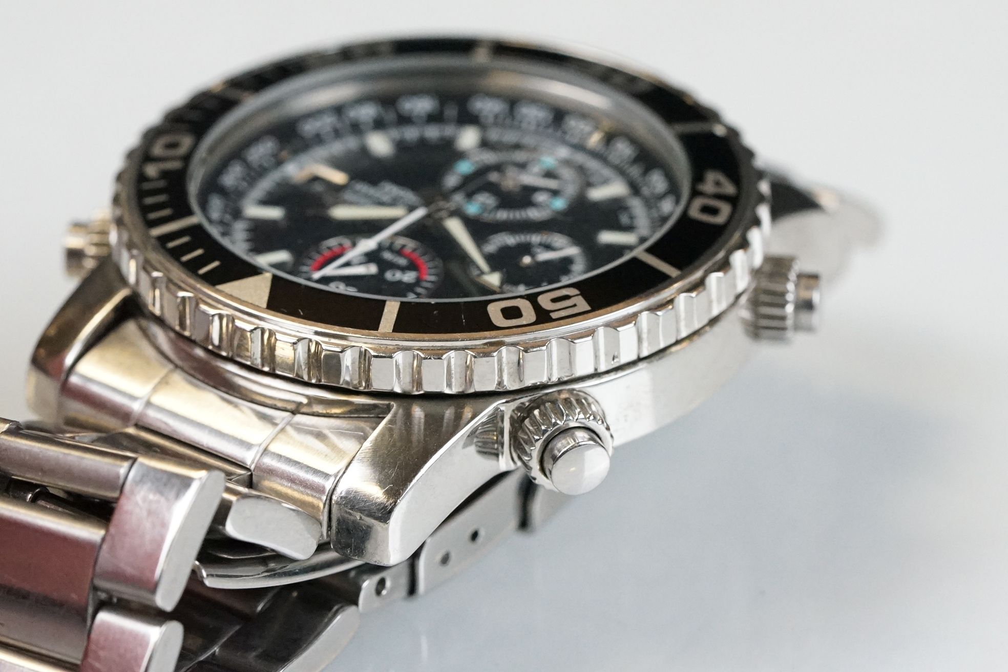A gents Seiko Chronograph 100m water resistant wristwatch, three central sub dials, date function to - Image 5 of 9