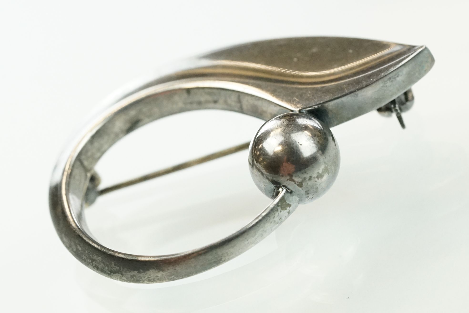 Hans Hansen Danish silver brooch of stylised form. Hinged pin an rollover clasp to verso. Signed - Image 3 of 7