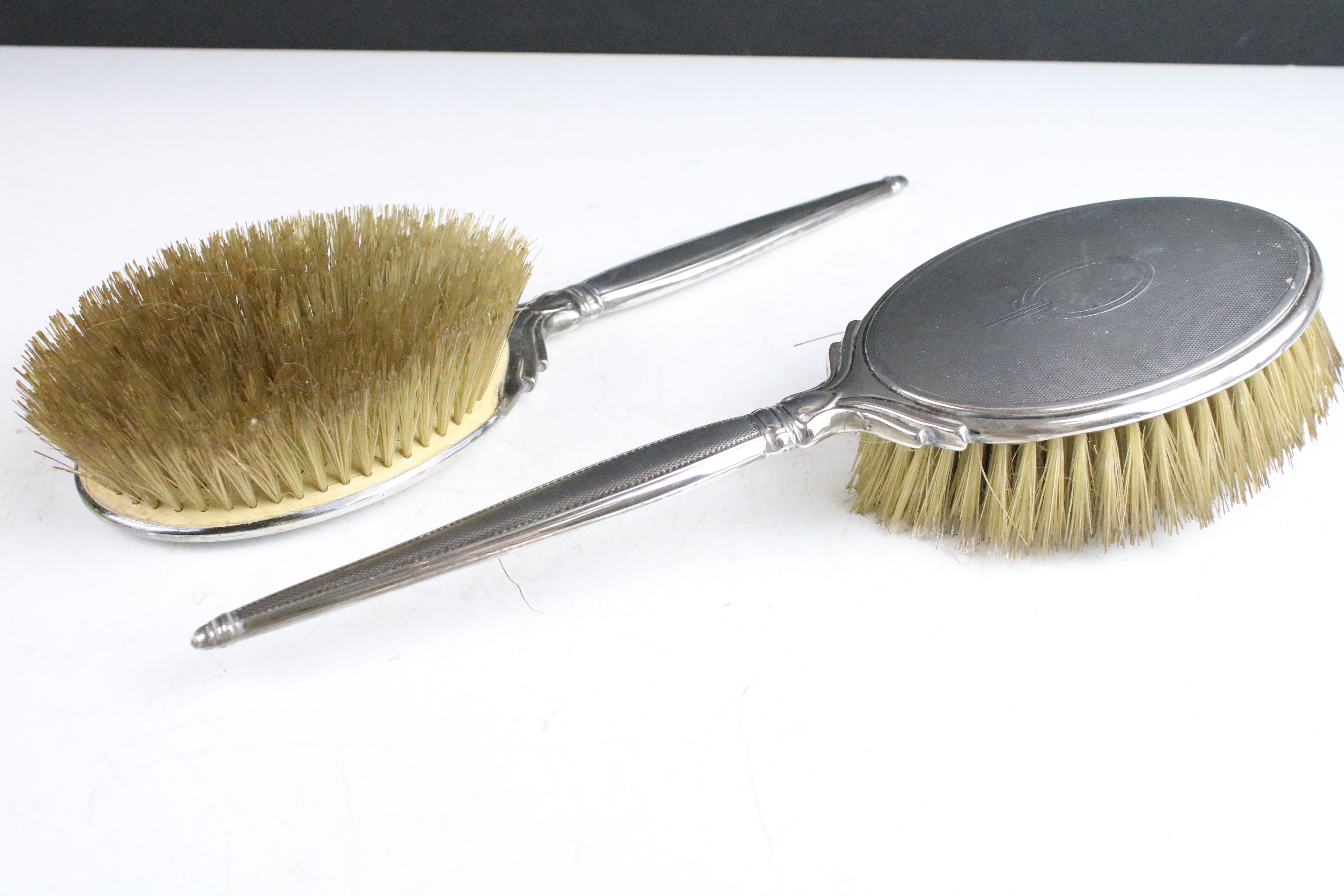 Art Deco silver hallmarked dressing table set consisting of mirror, two hair brushes and two clothes - Image 6 of 7