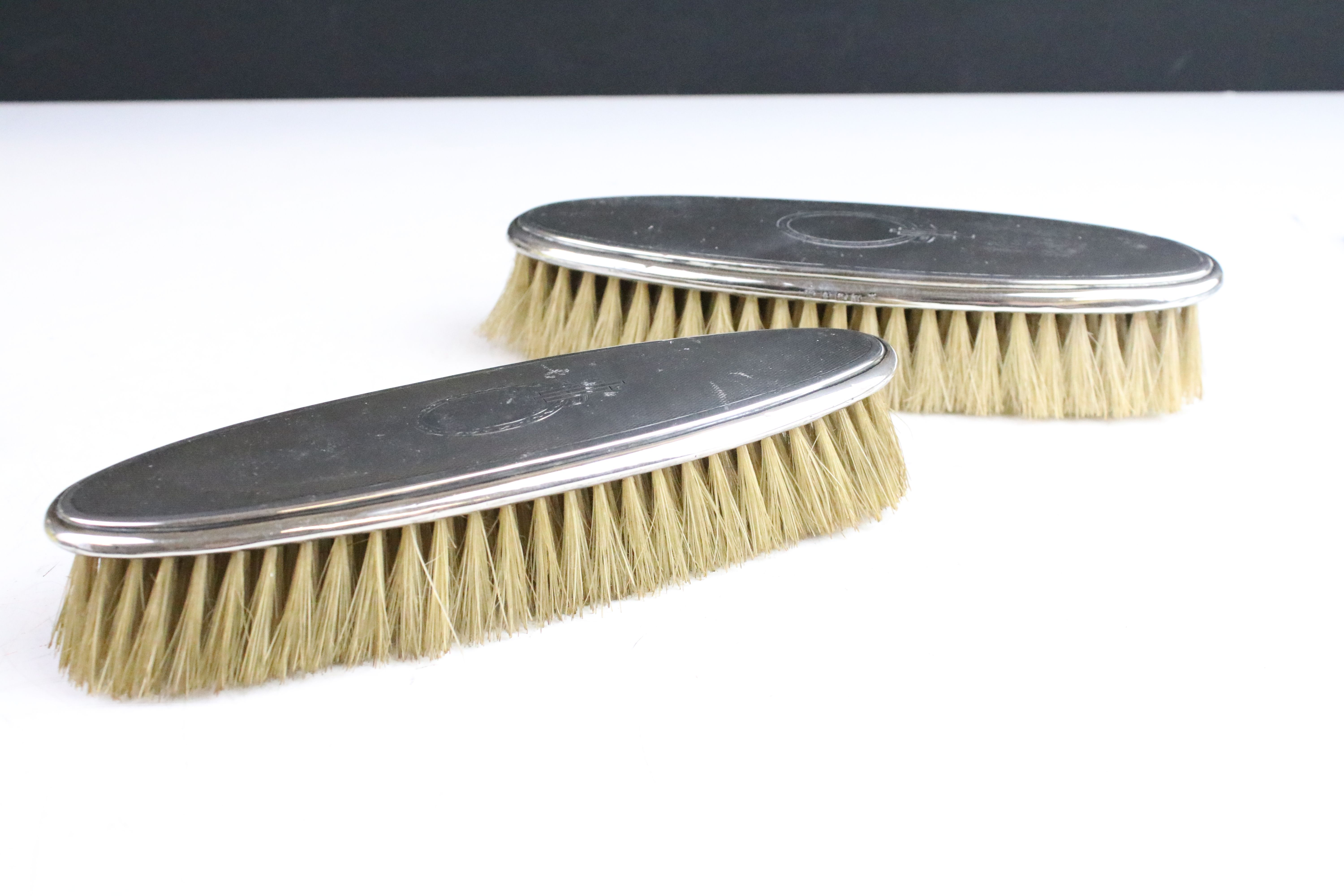 Art Deco silver hallmarked dressing table set consisting of mirror, two hair brushes and two clothes - Image 5 of 7