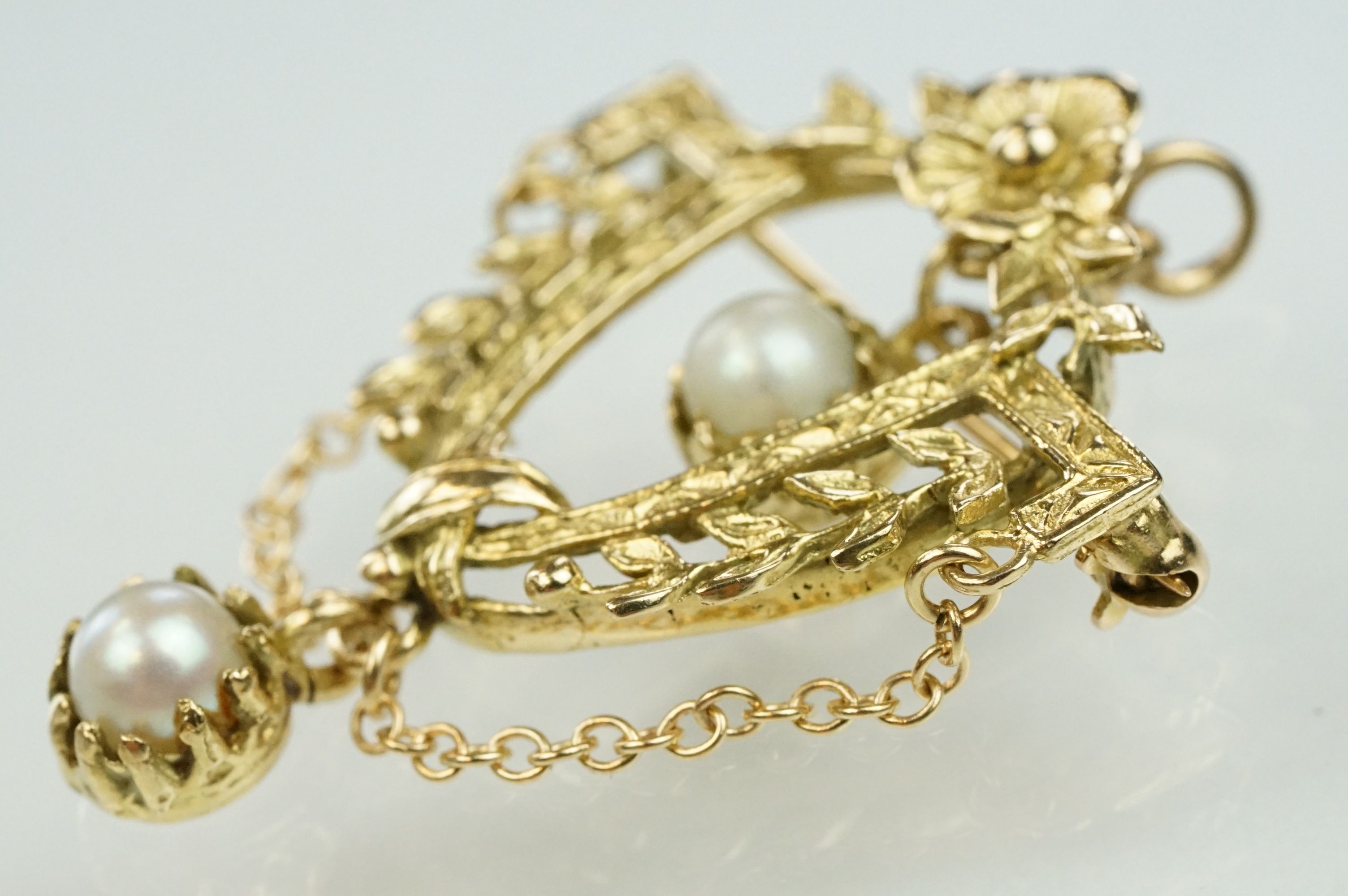 14ct gold and cultured pearl floral garland brooch. The brooch in the form of a U shaped foliate - Image 3 of 6