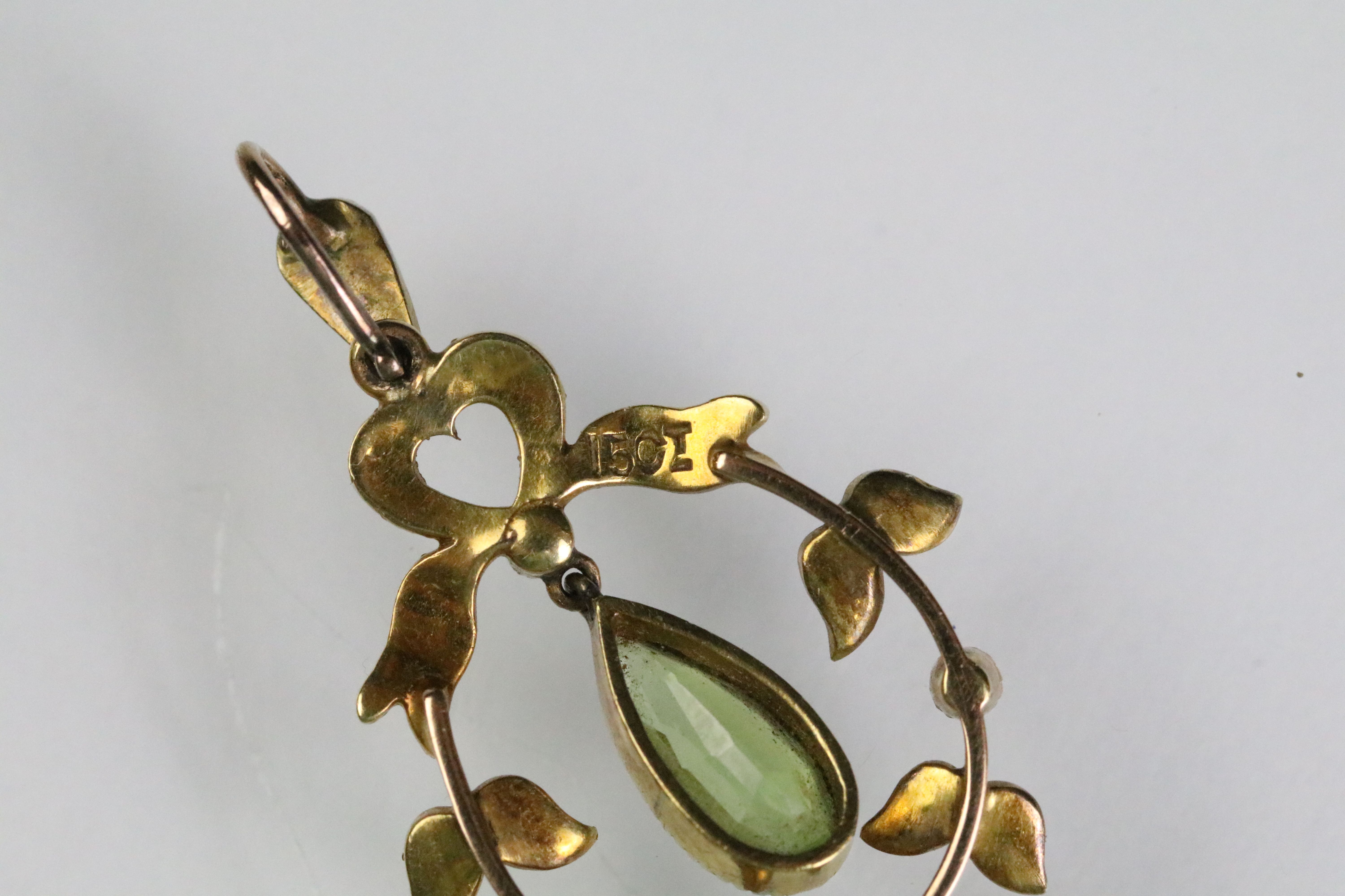 Early 20th Century Edwardian 15ct gold peridot and seed pearl pendant having an open work foliate - Bild 5 aus 8