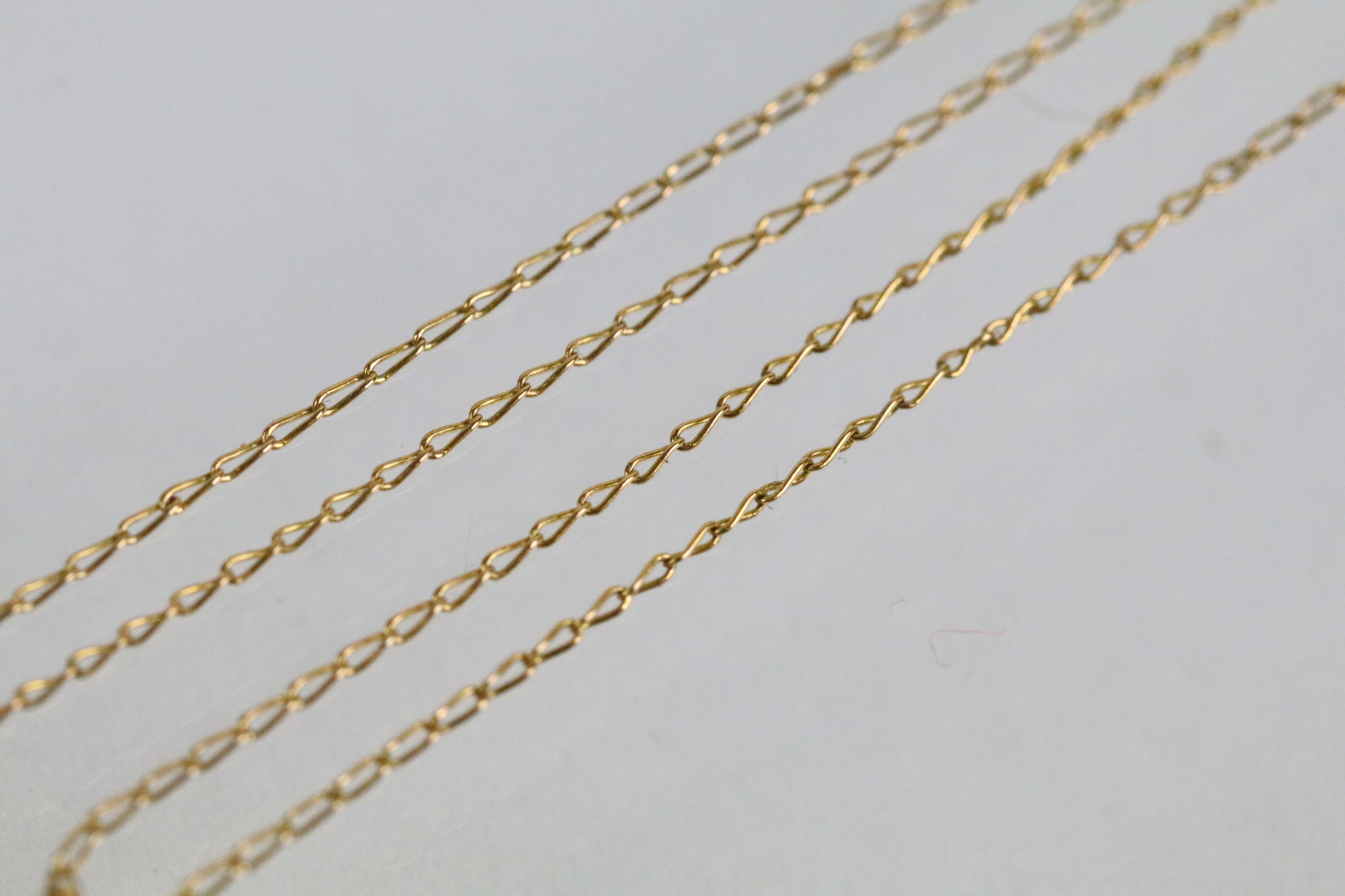 Two 9ct gold pendant necklaces to include a cross pendant on a fine link chain (cross hallmarked - Bild 9 aus 9
