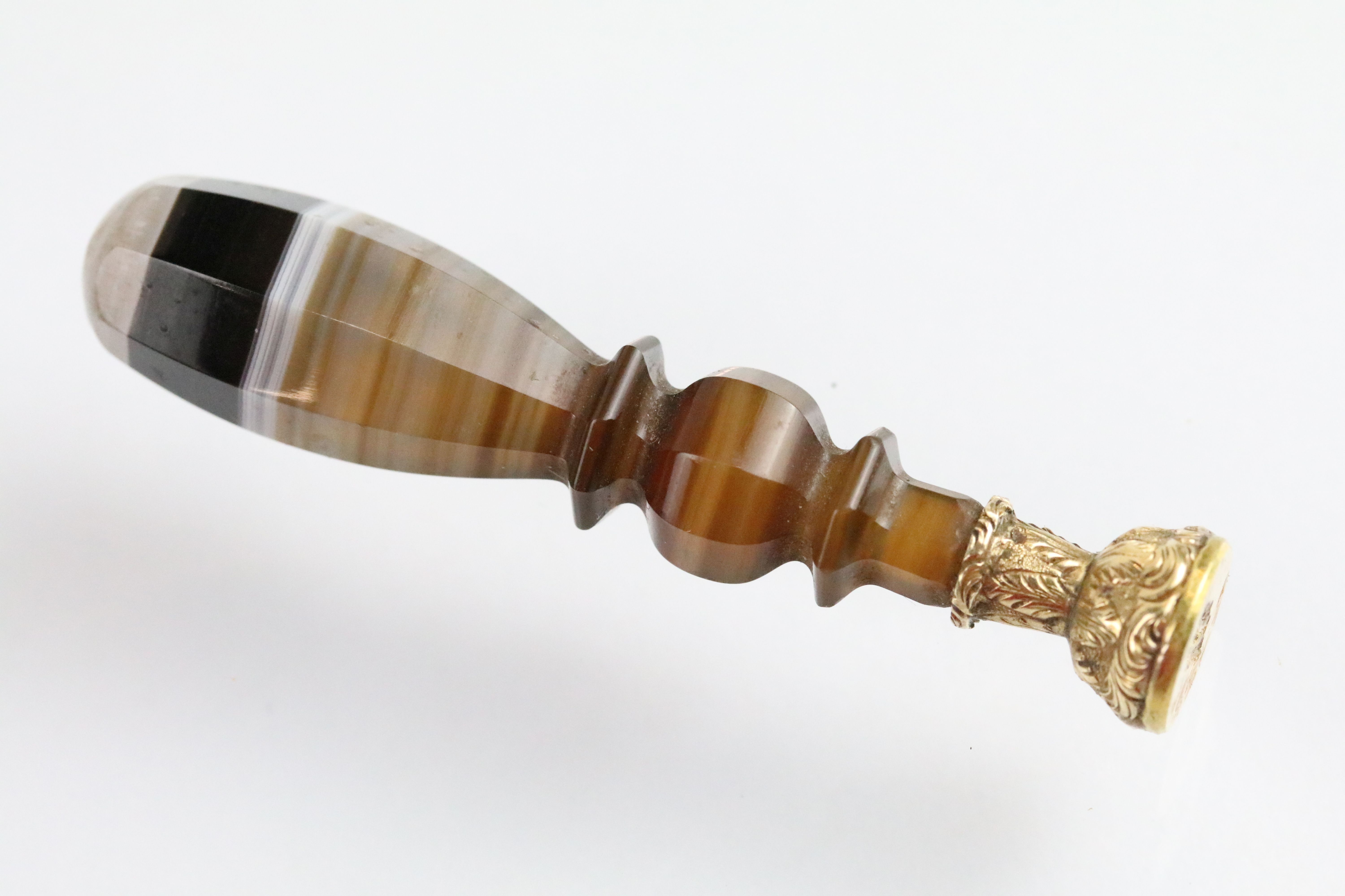 Victorian gold plated pencil fob with armorial stone set to top, a banded agate seal with right - Bild 3 aus 8