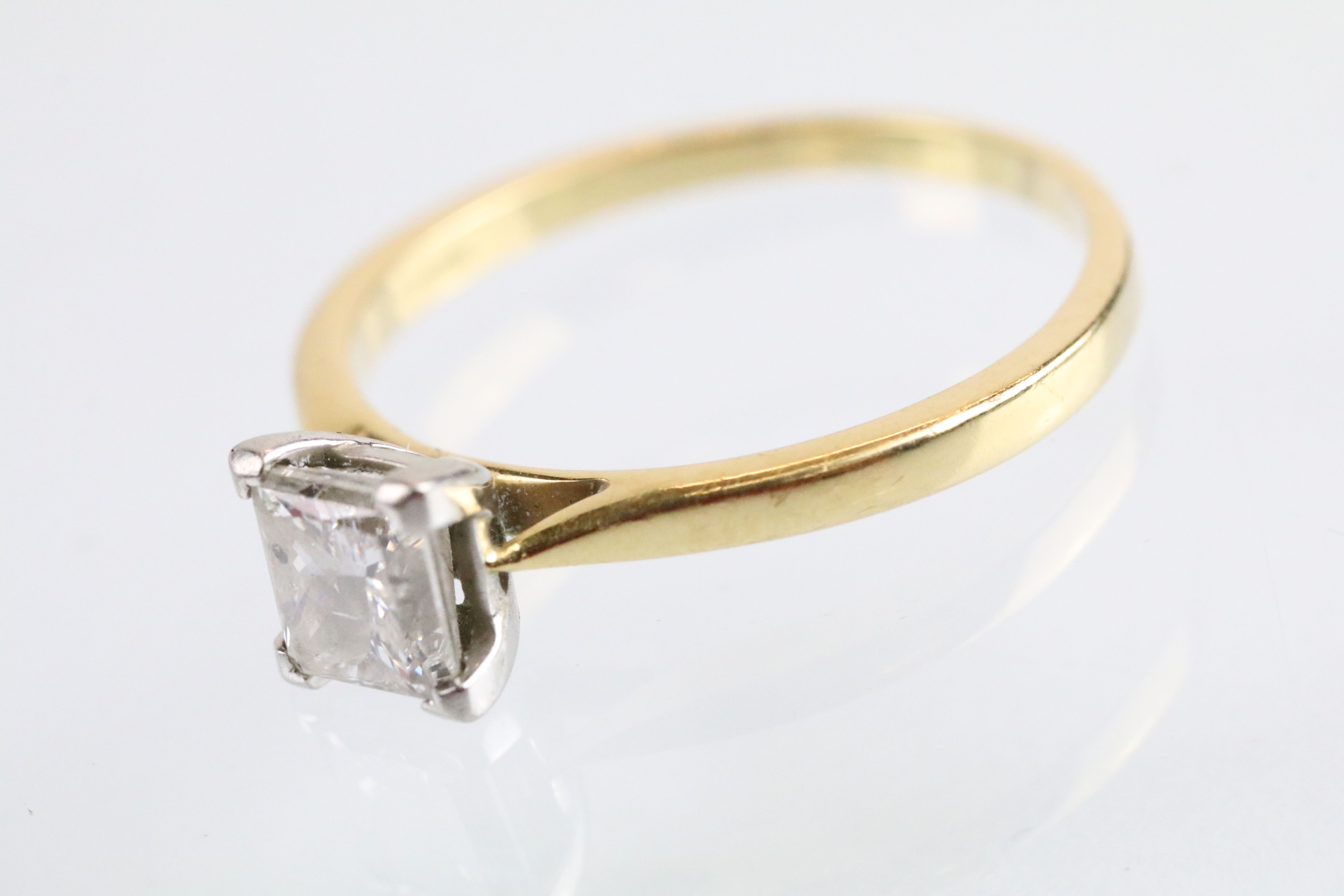 18ct gold and platinum diamond solitaire ring. The ring being set with a rectangular princess cut - Bild 2 aus 10