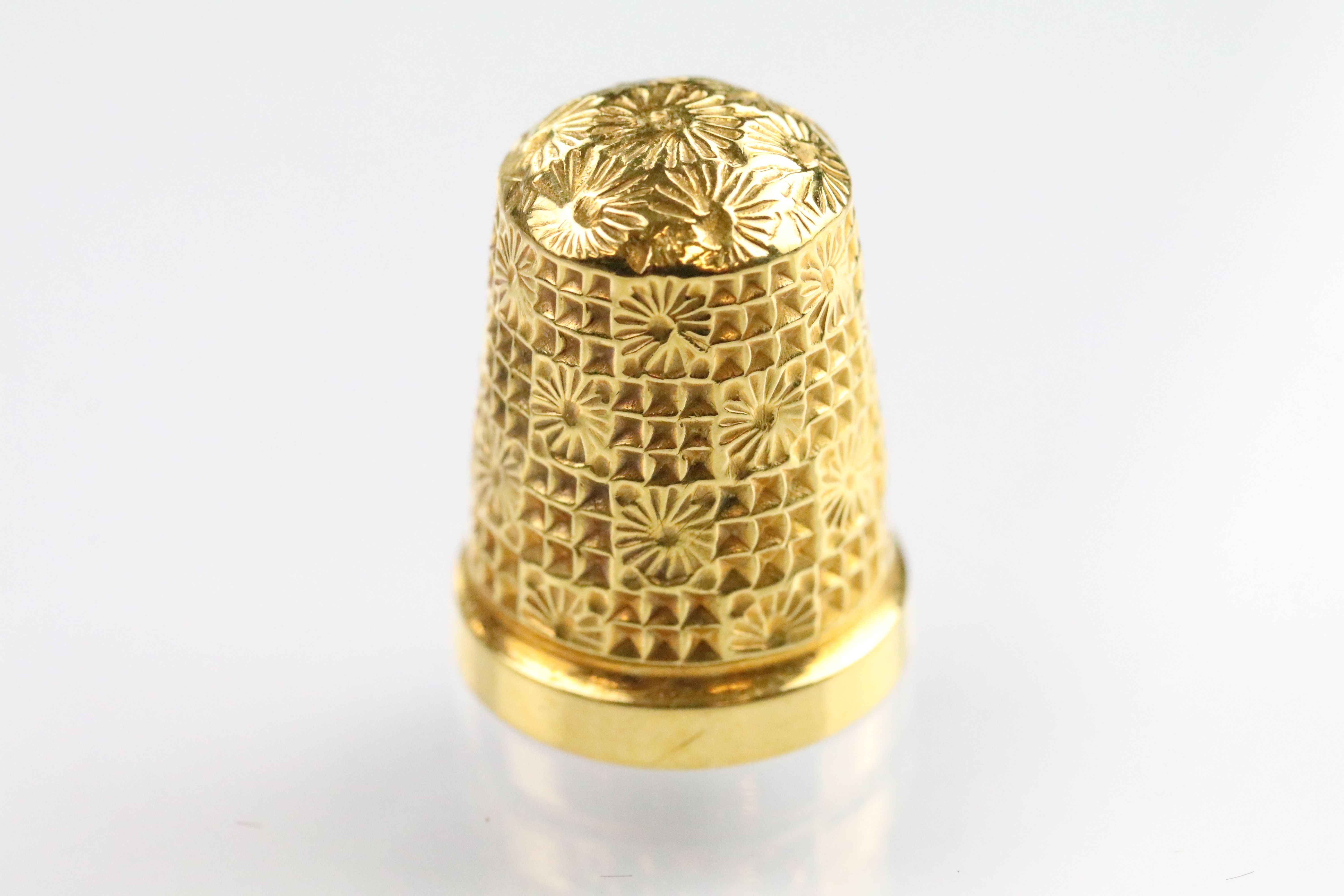 9ct gold hallmarked thimble with moulded details, size 15. Hallmarked Birmingham 1902, HG & S Ltd.