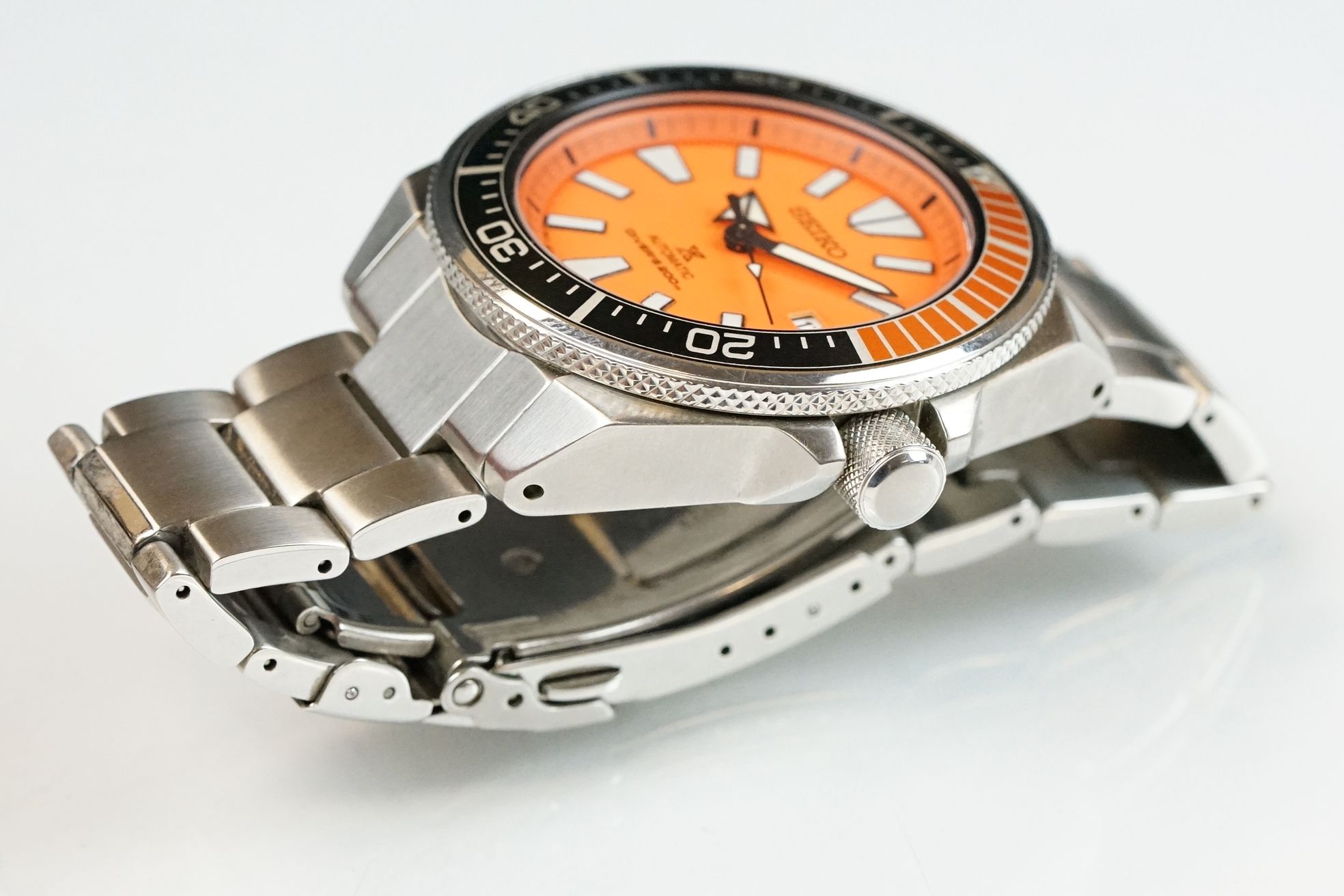 A gents Seiko automatic 200m divers watch, orange dial with black & orange rotating bezel, date - Image 7 of 10