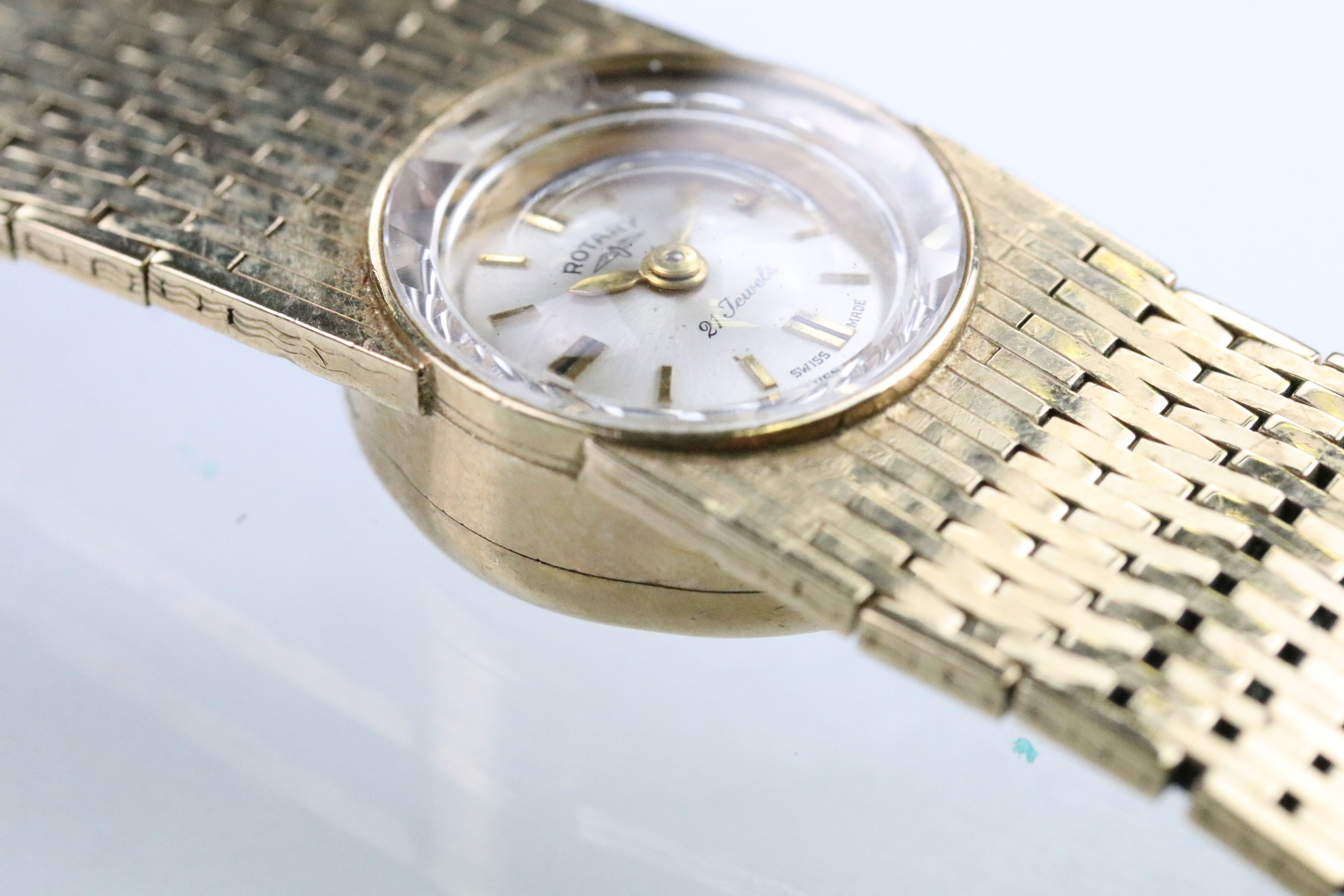 Rotary 9ct gold wrist watch having a round face with baton markers to the chapter ring and faceted - Image 6 of 9