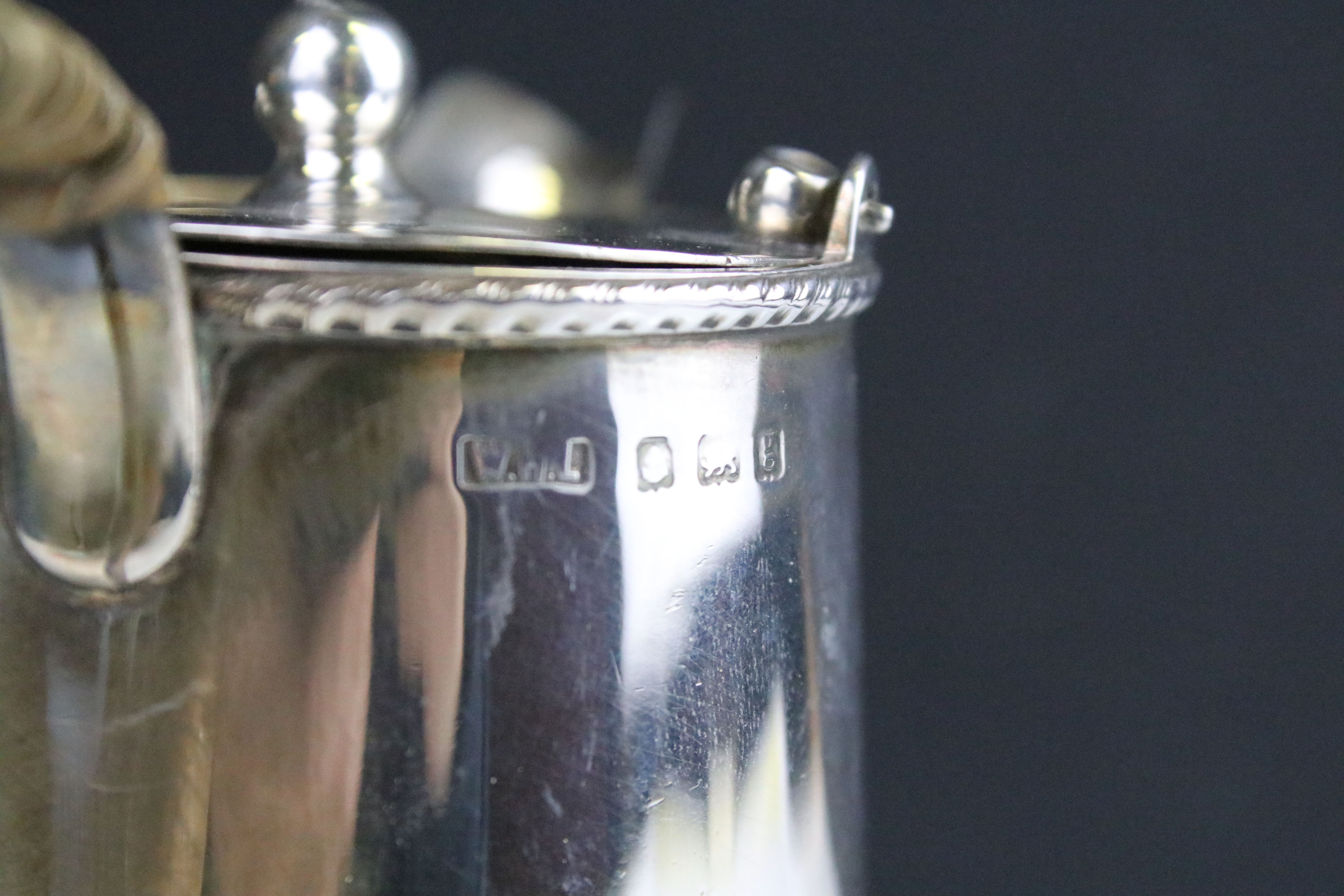 Early 20th Century silver hallmarked coffee pot having moulded rim with wicker handle (hallmarked - Bild 7 aus 7