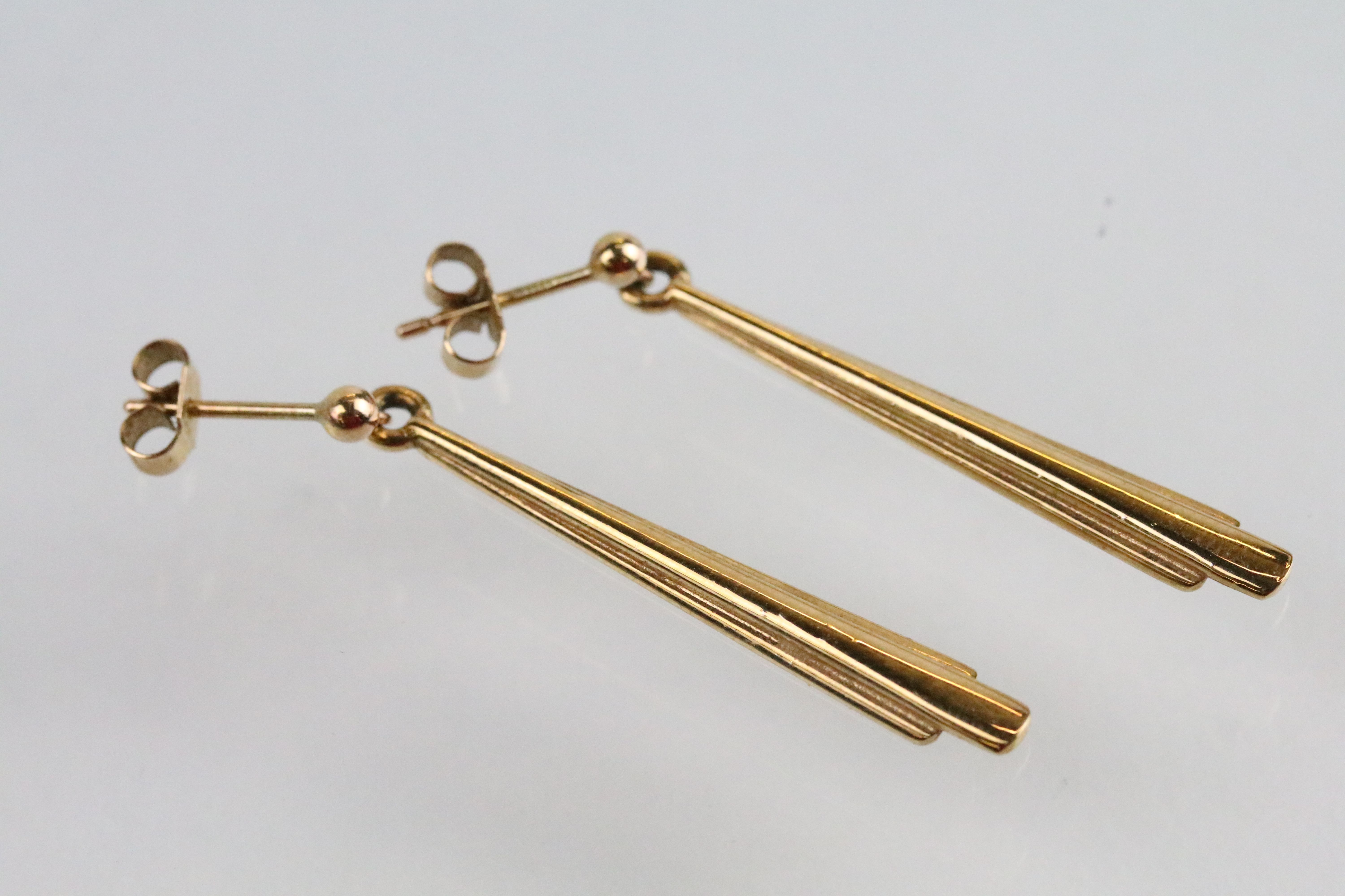 Group of jewellery to include a pair of 9ct gold drop earrings (marked 375 with crown mark), a - Bild 6 aus 7