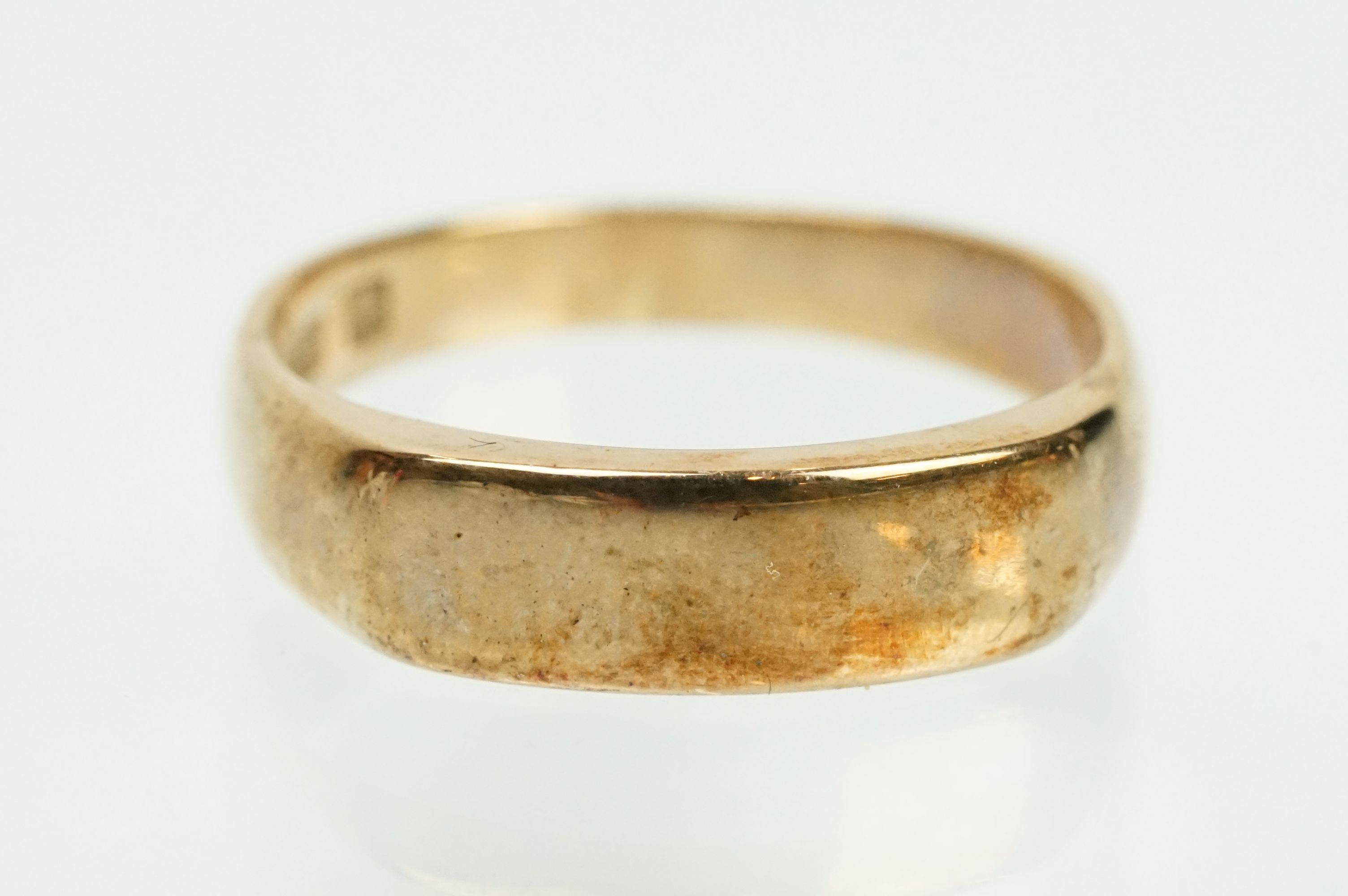 9ct gold band ring with flat head. Marked 375 to shank. Size N.5. - Image 2 of 4