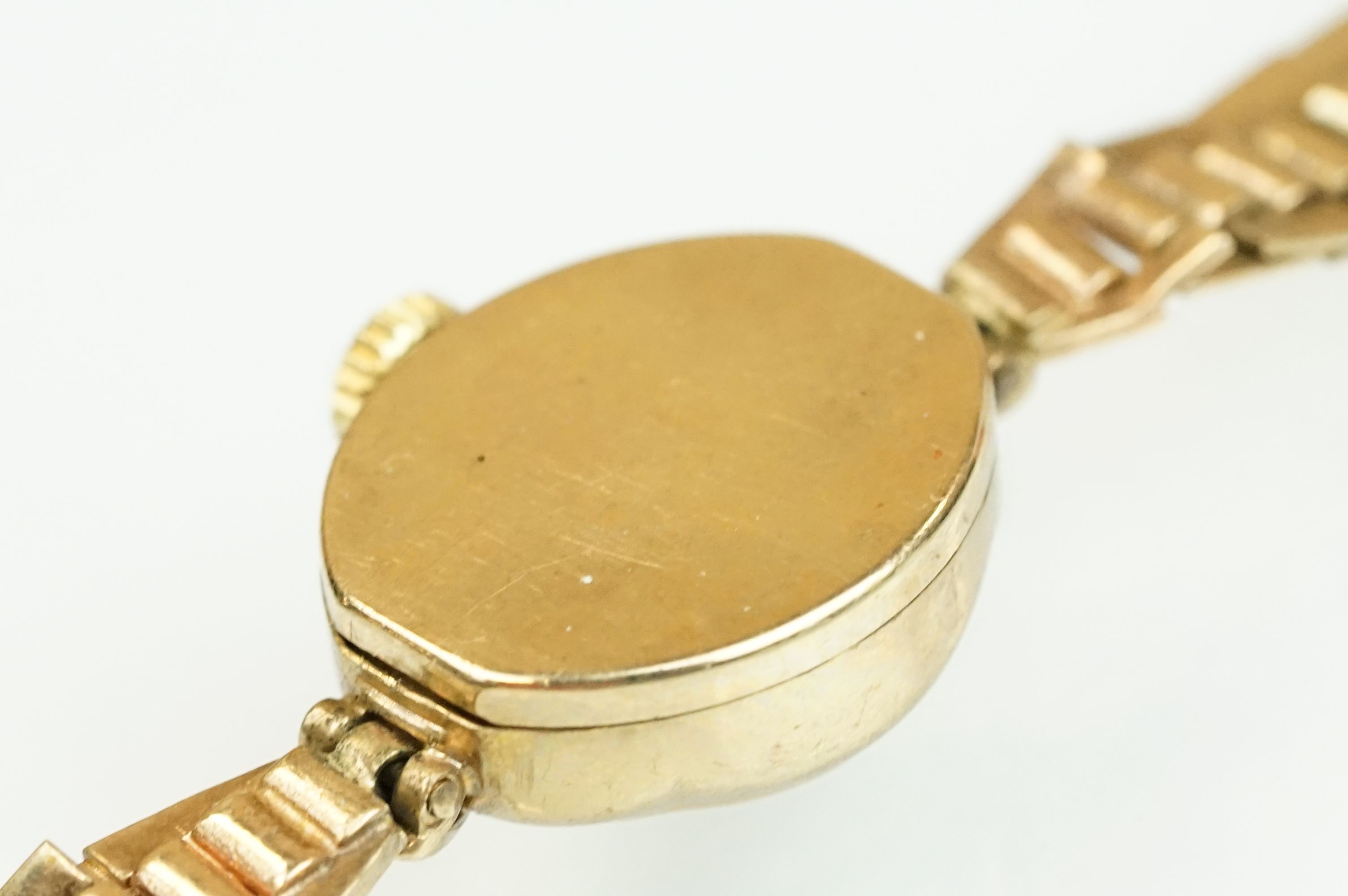 9ct gold cocktail watch having an oval face with baton markings to the chapter ring on a 9ct gold - Bild 4 aus 6