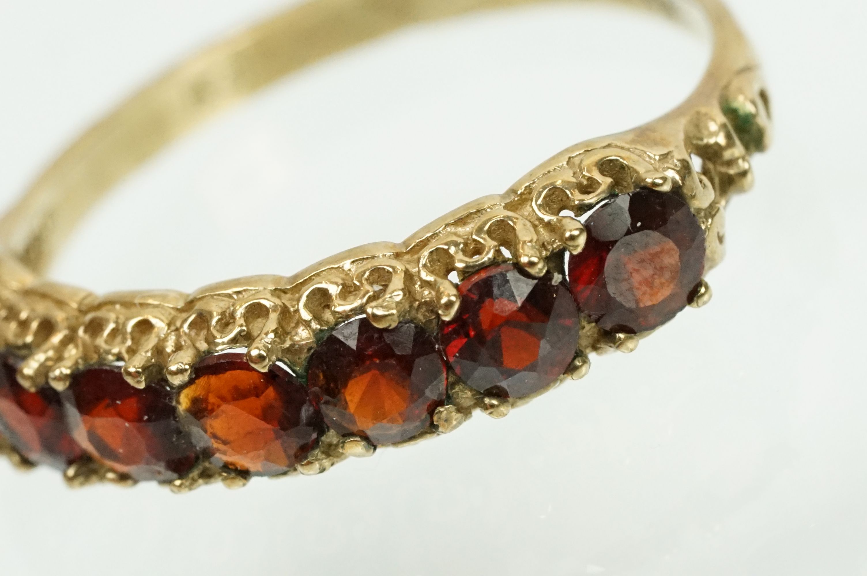 9ct gold and garnet seven stone ring set with seven round cut garnets to a plain shank. Hallmarked - Image 6 of 9
