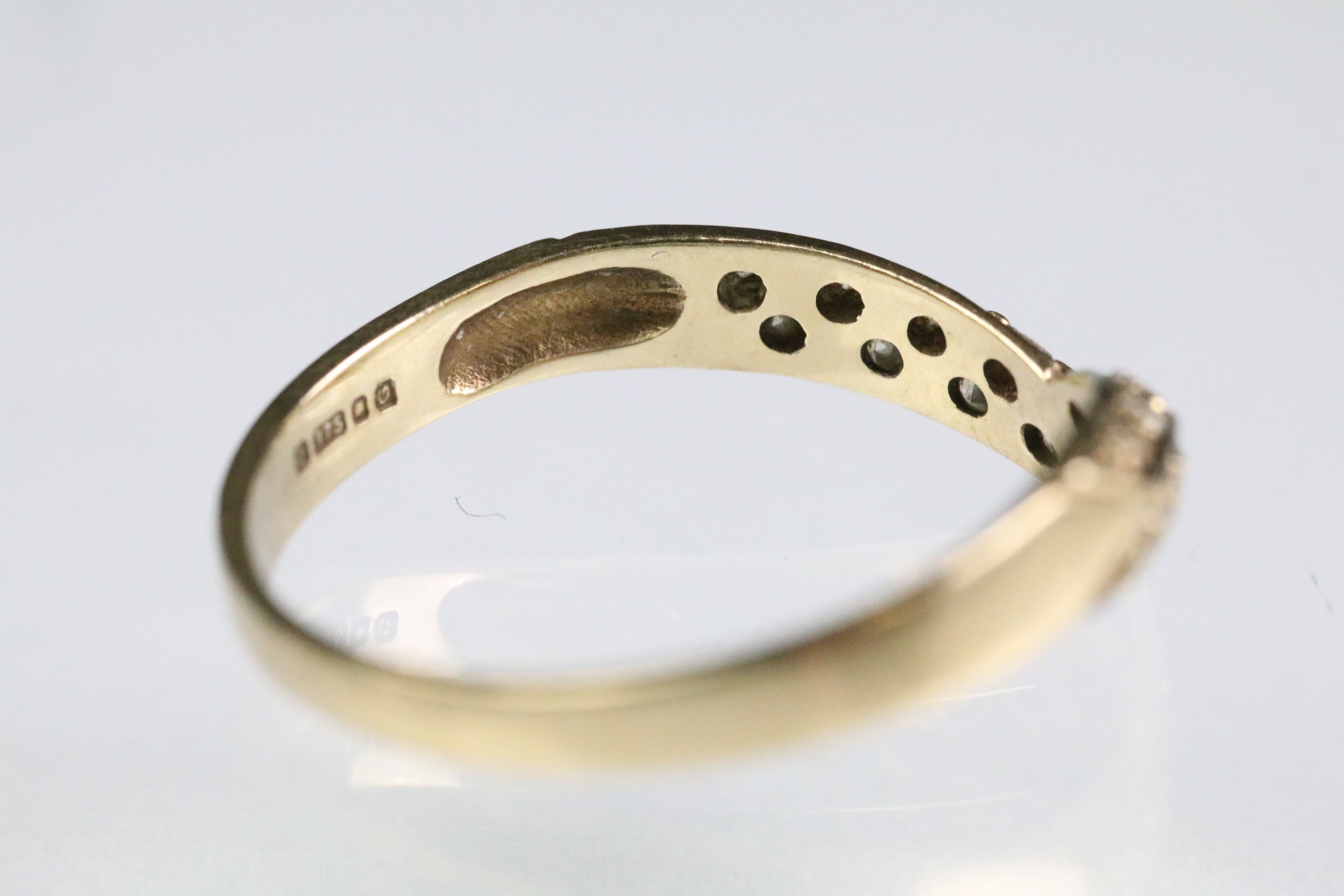 9ct gold hallmarked wishbone ring set with round cut diamonds throughout. Hallmarked London 1988. - Image 4 of 6