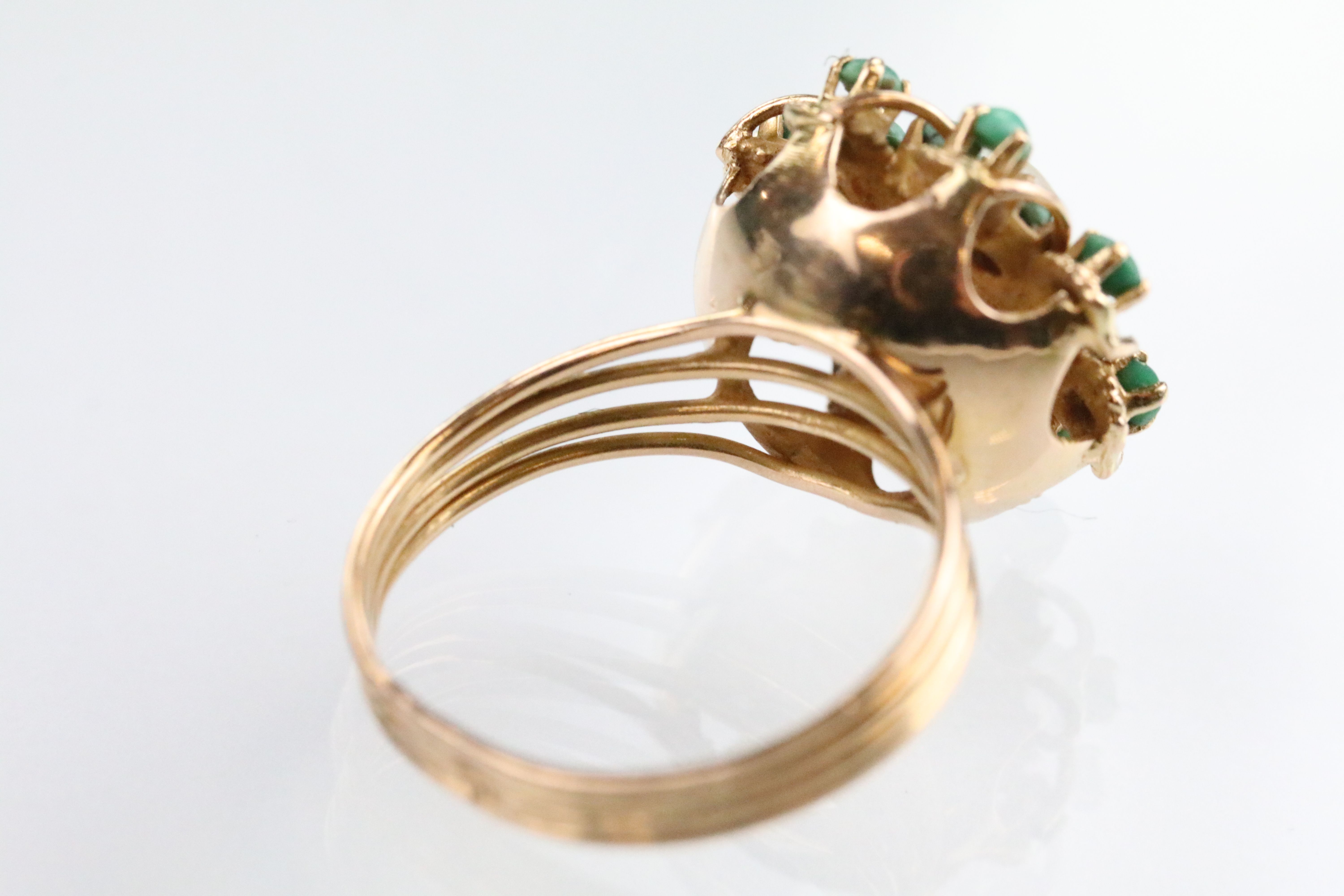 Cultured pearl and turquoise cluster ring having a half pearl set to centre surrounded by green - Bild 4 aus 5