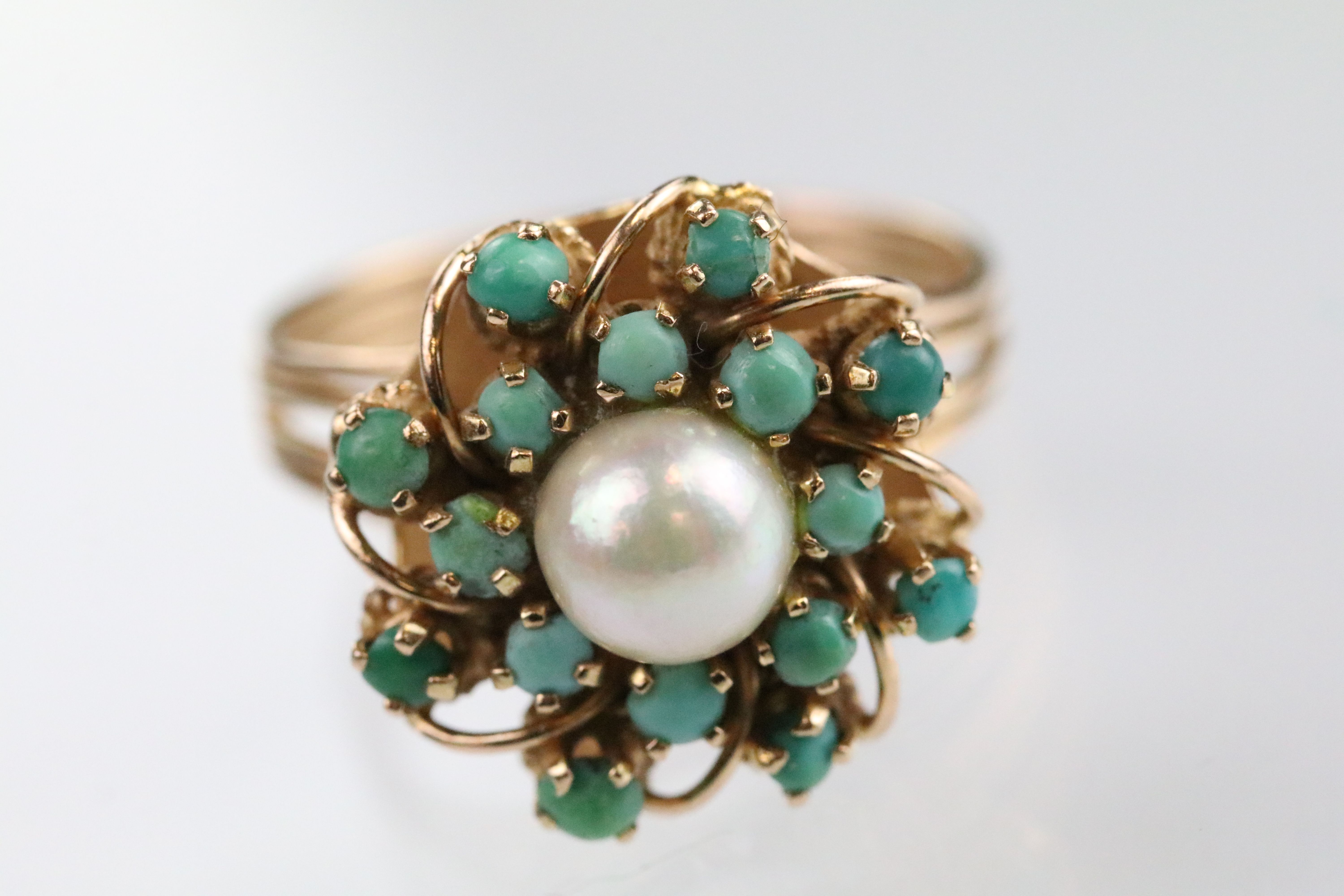 Cultured pearl and turquoise cluster ring having a half pearl set to centre surrounded by green - Bild 2 aus 5