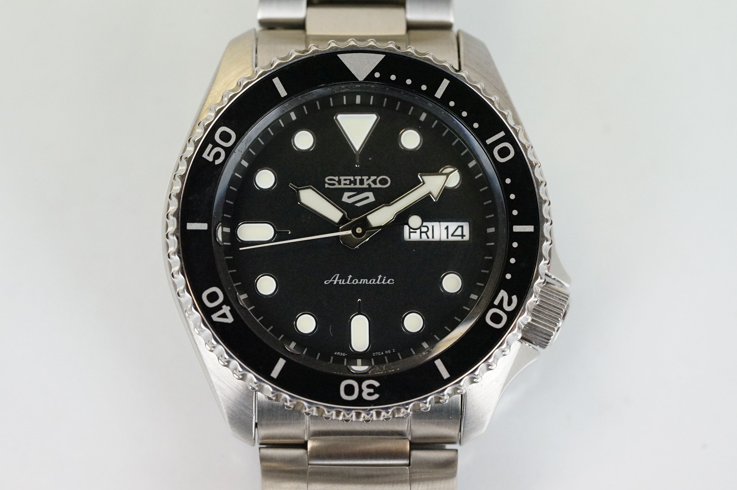 A Seiko Gents 5 Sports Black Dial Automatic Watch, black dial, rotating black bezel, day and date - Image 2 of 11