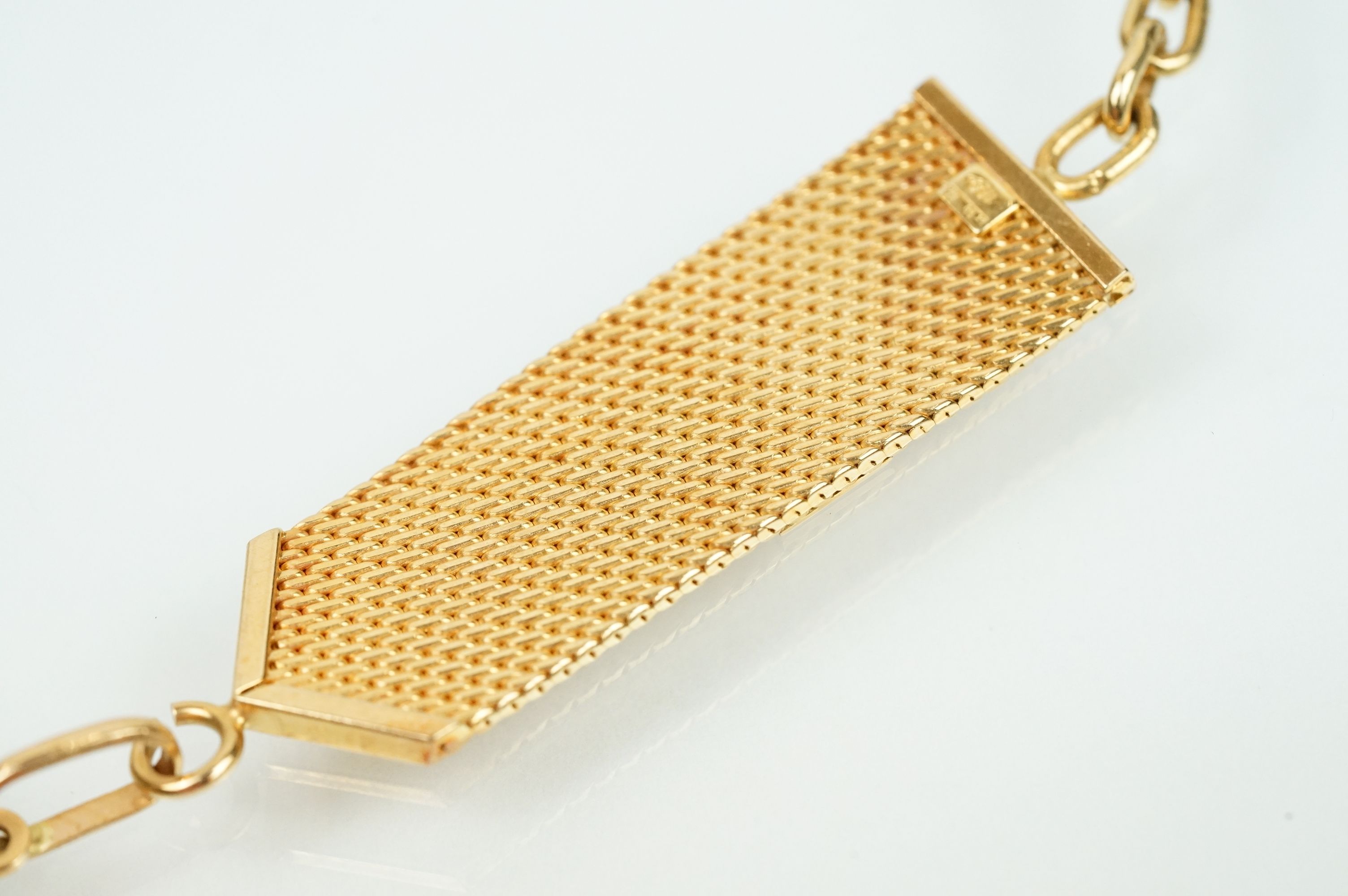 18ct gold key ring having a Saudi Arabian emblem pendant suspended from a mesh link chain. Italian - Bild 8 aus 10