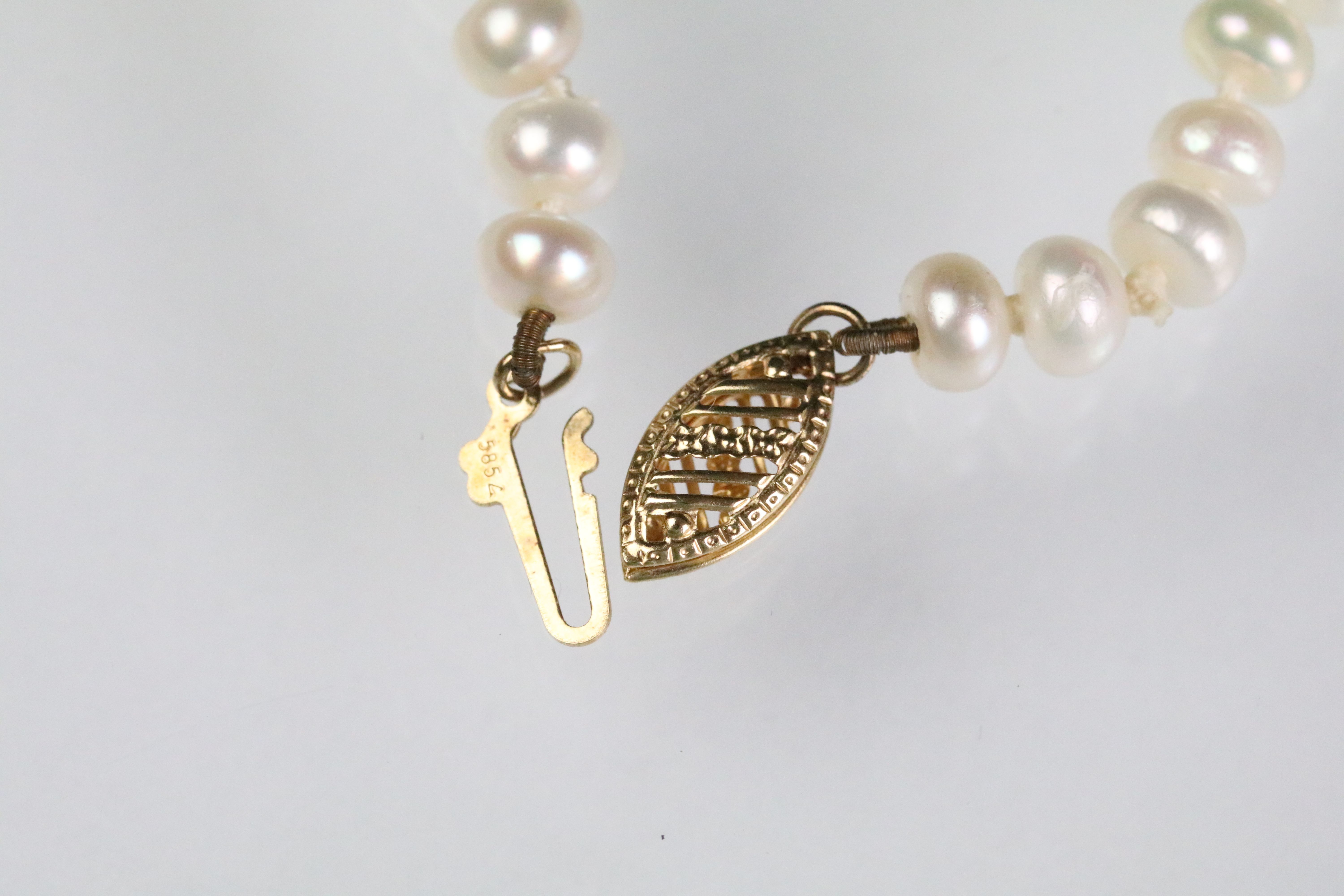 Cultured pearl necklace with a 14ct gold navette shaped clasp. Clasp marked 585. Measures 18 inches. - Image 4 of 4