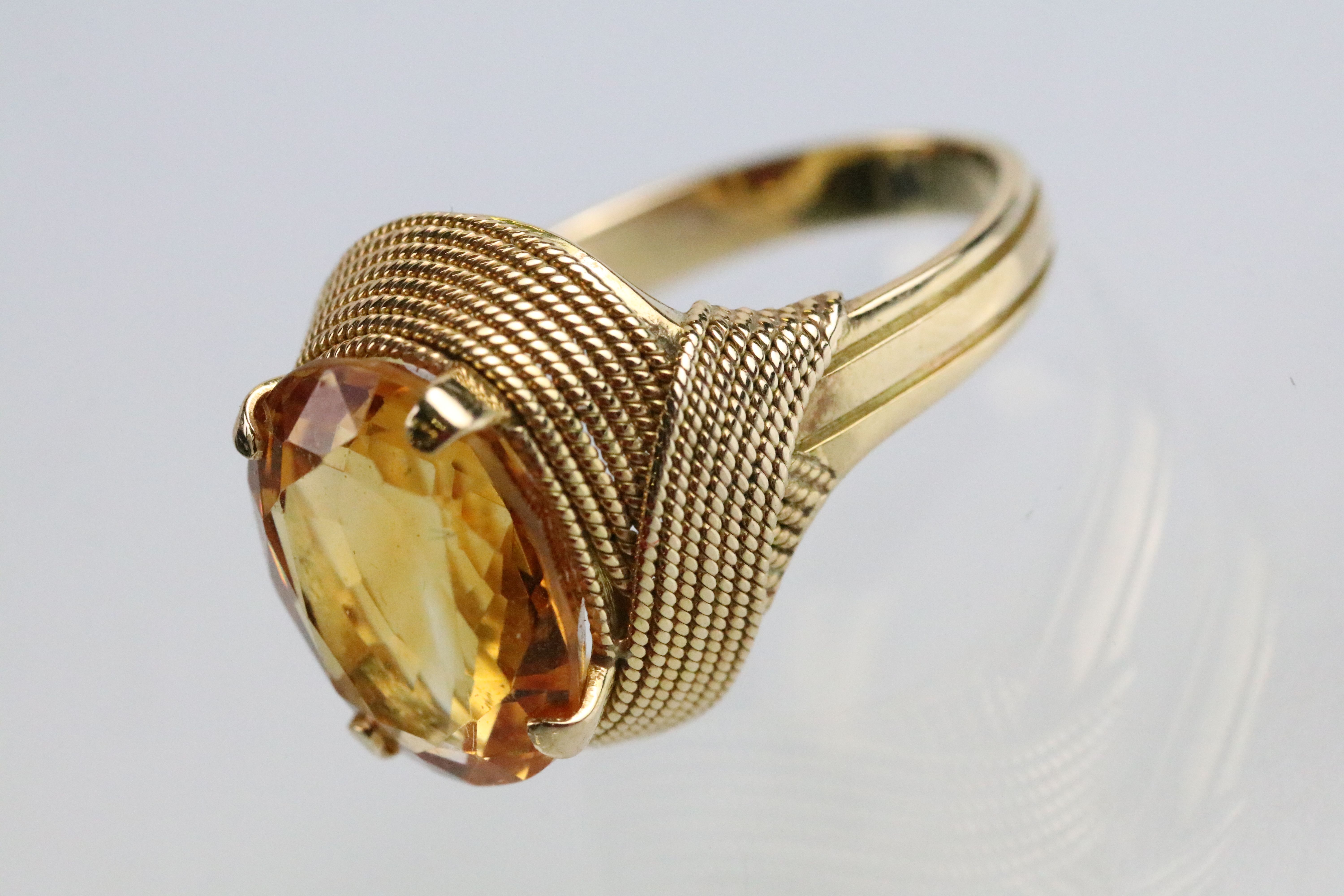 18ct gold and citrine dress ring being set with an oval cut citrine to the head within a rope - Image 2 of 6