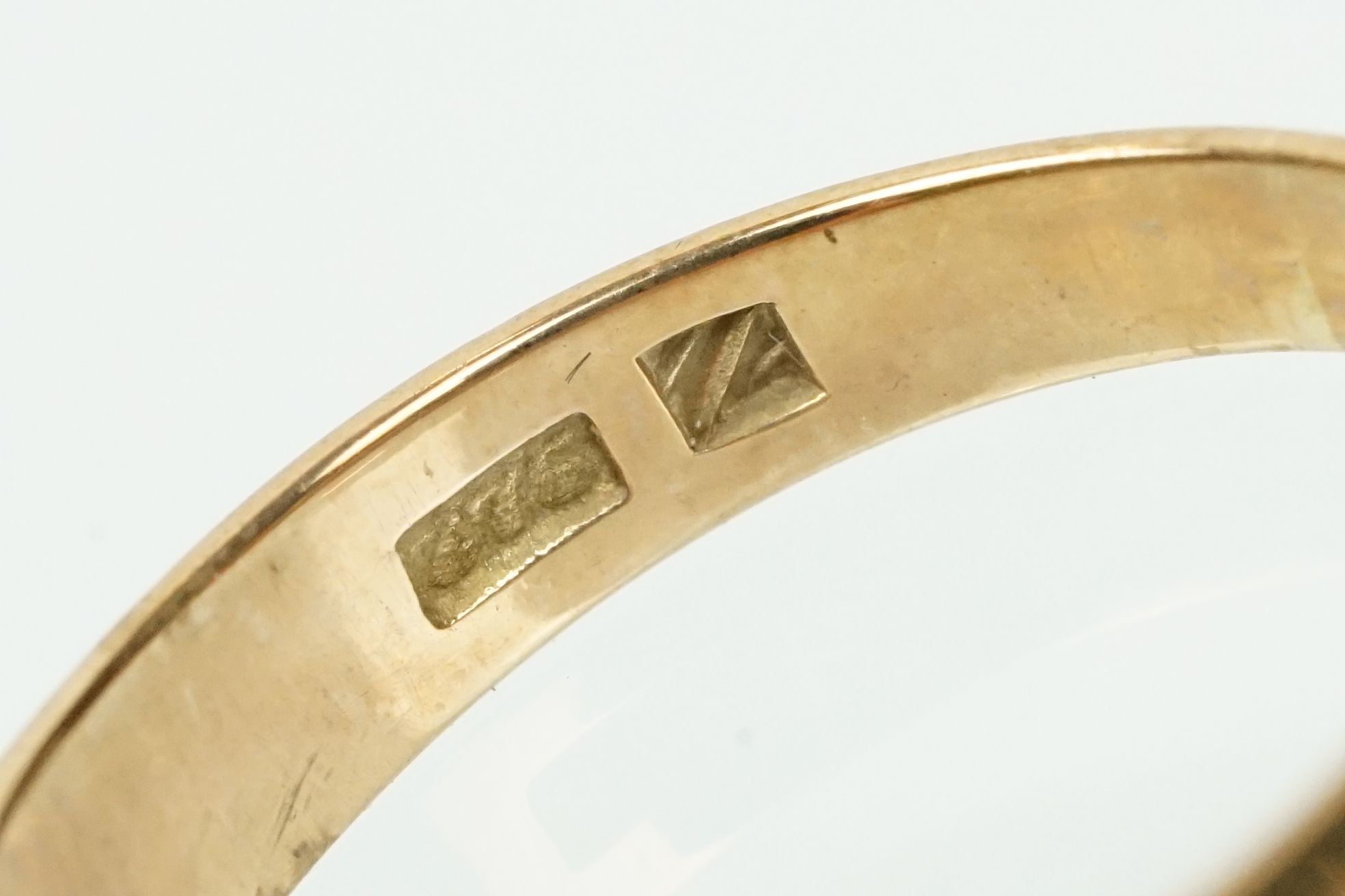 9ct gold band ring with flat head. Marked 375 to shank. Size N.5. - Image 4 of 4