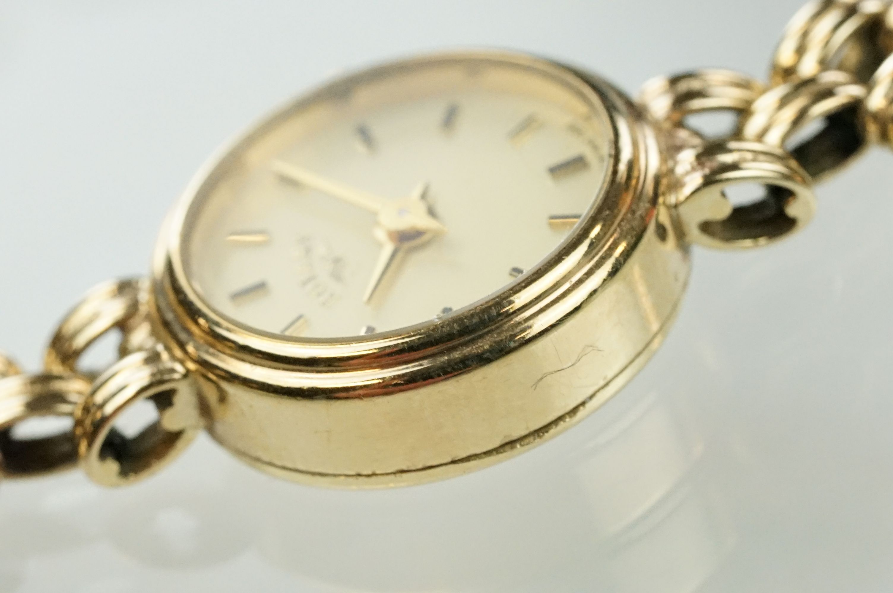 9ct gold Rotary wrist watch having a round face with baton markers to the chapter ring. Hallmarked - Image 4 of 8