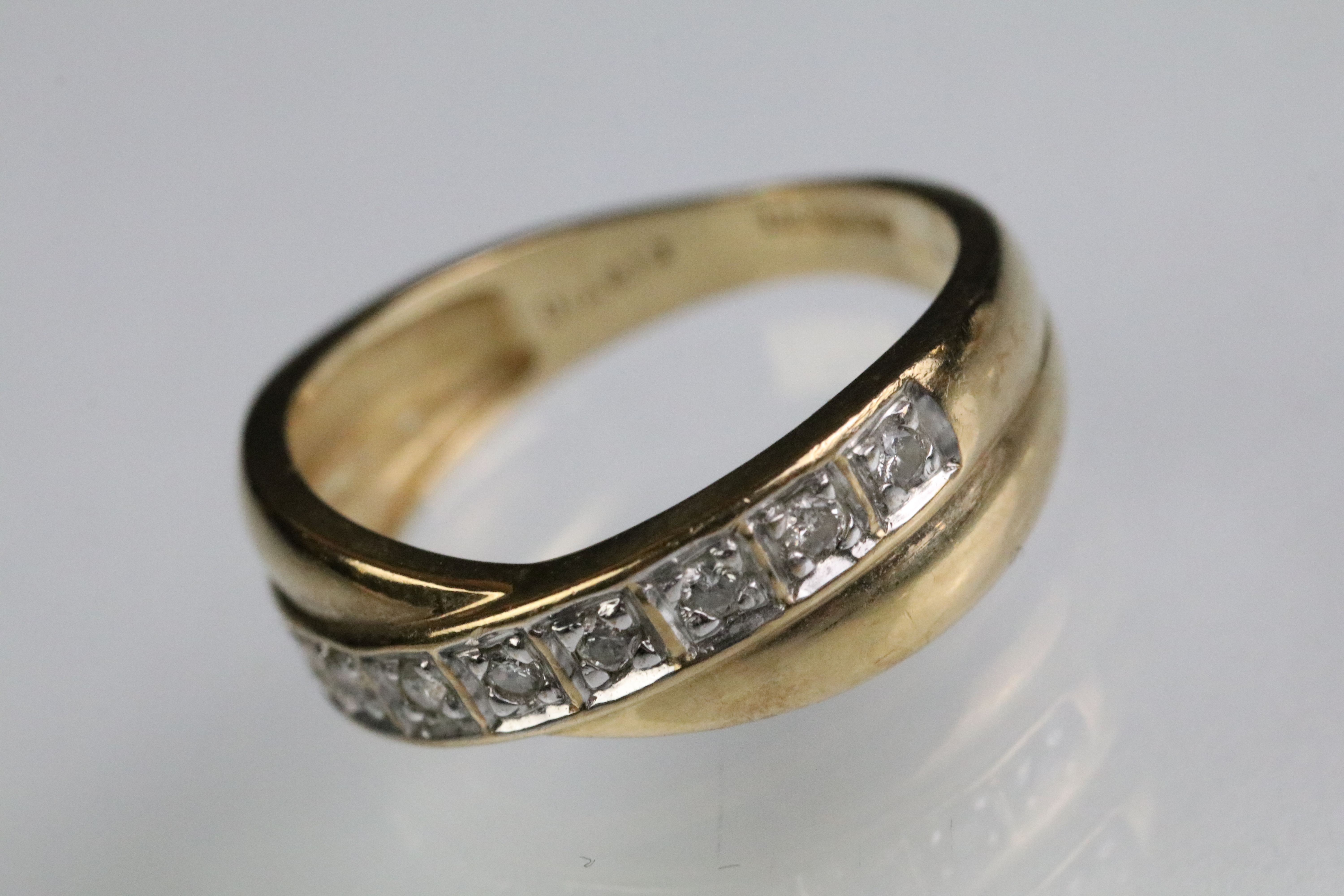 Two 9ct gold rings to include a crossover ring set with diamonds (London import marked, size K), and - Bild 2 aus 11