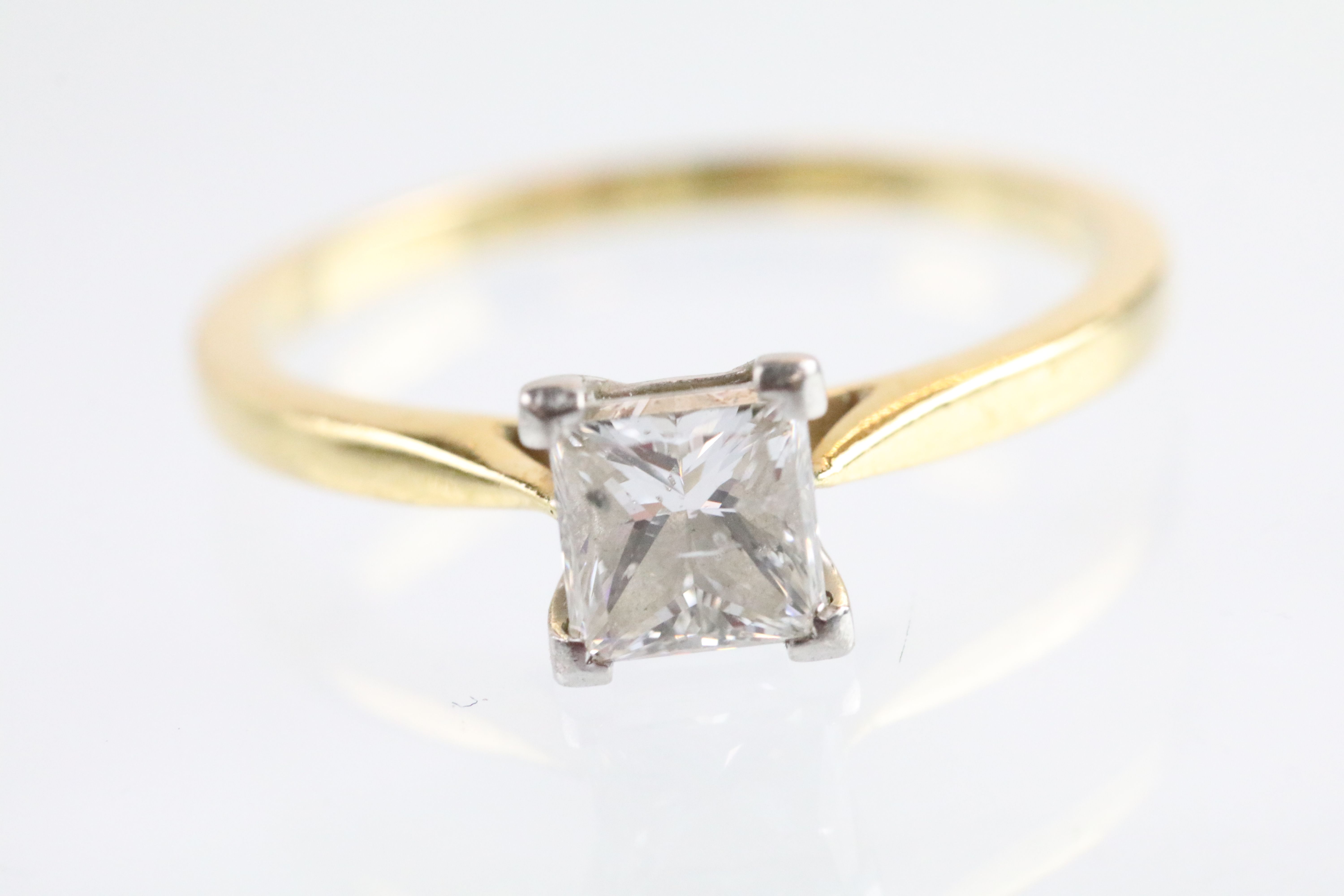 18ct gold and platinum diamond solitaire ring. The ring being set with a rectangular princess cut - Bild 3 aus 10