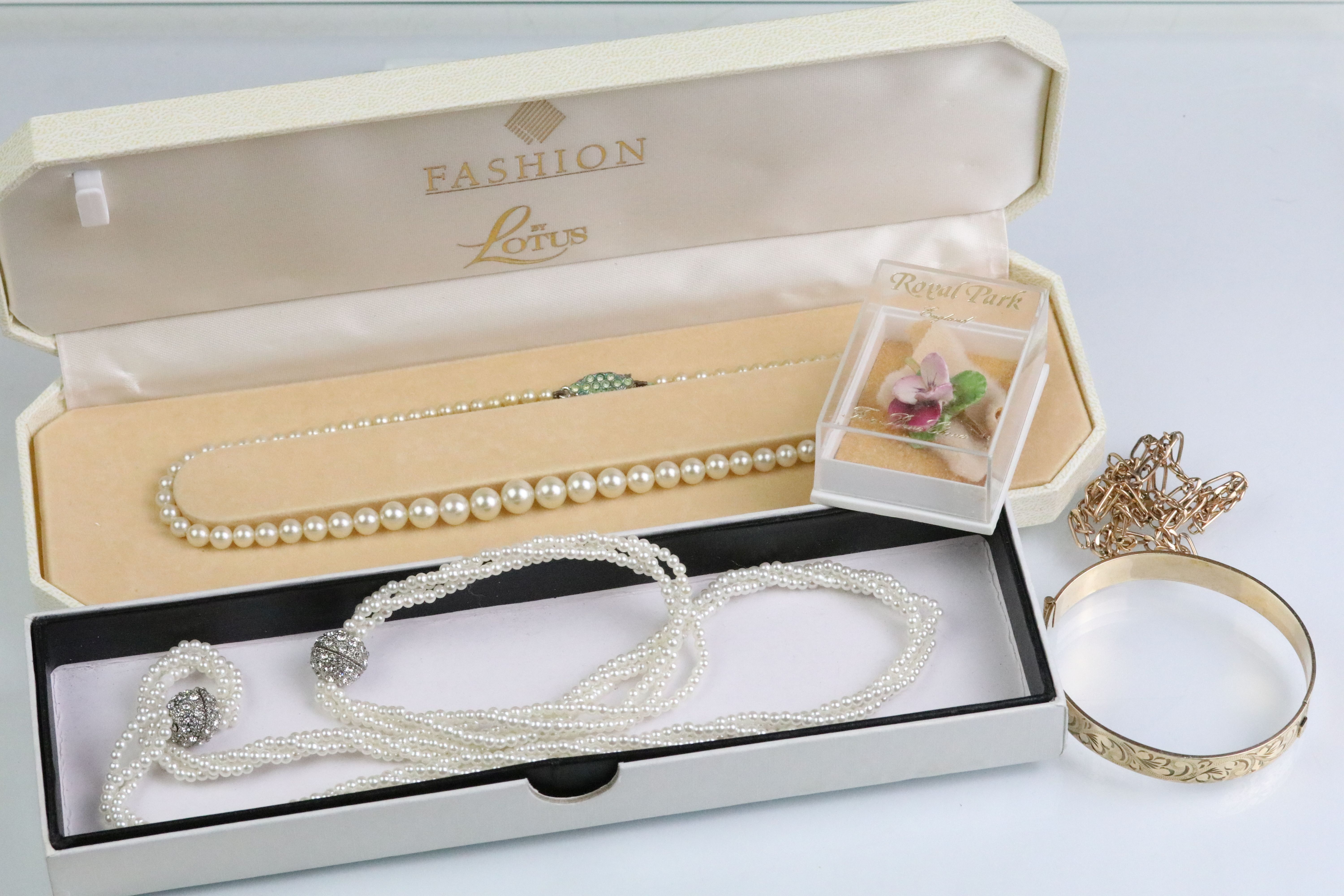 9ct gold figaro chain necklace (AF) together with a rolled gold bangle, ceramic rose brooch, and two