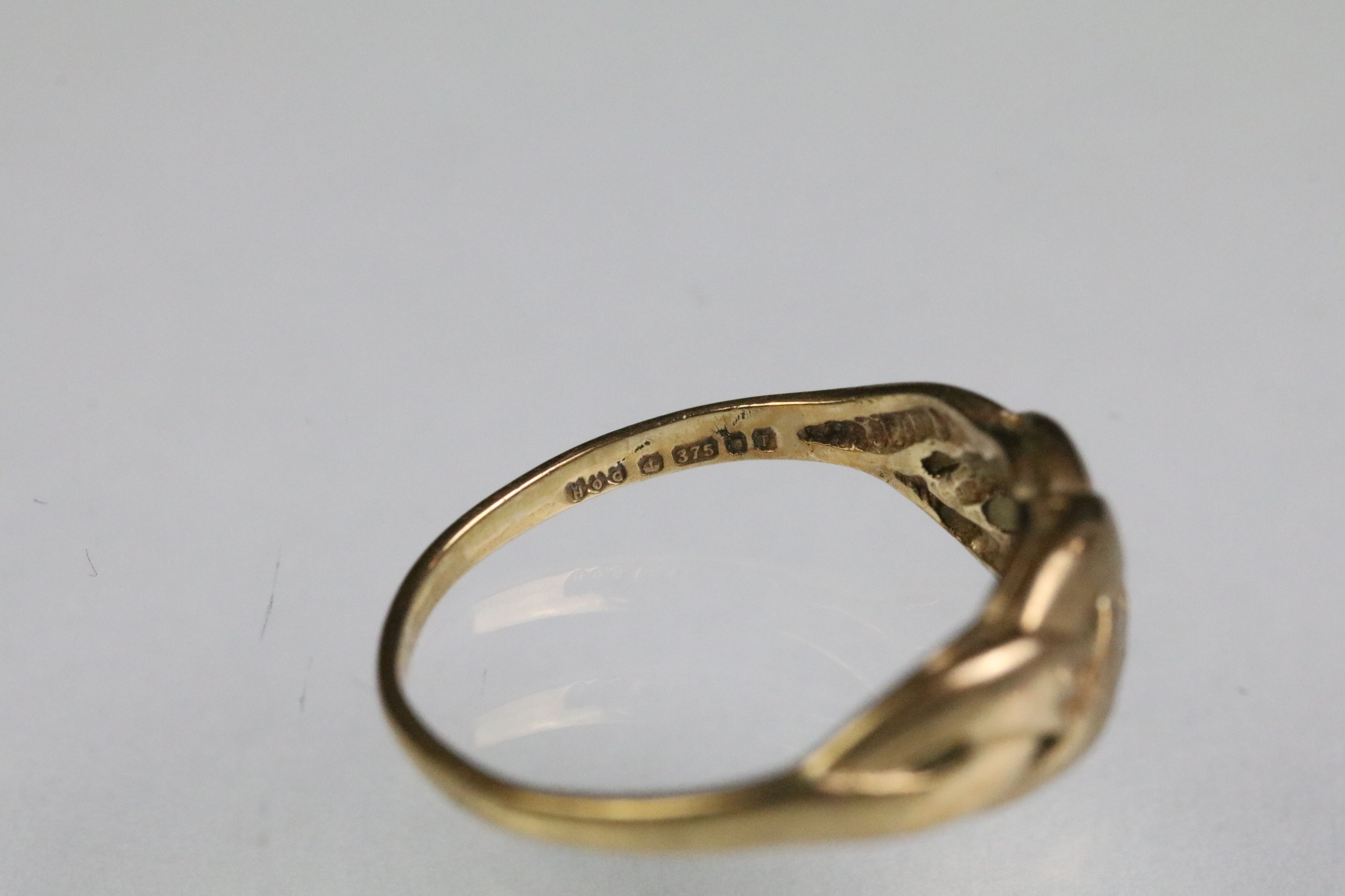 Two 9ct gold rings to include a crossover ring set with diamonds (London import marked, size K), and - Bild 11 aus 11