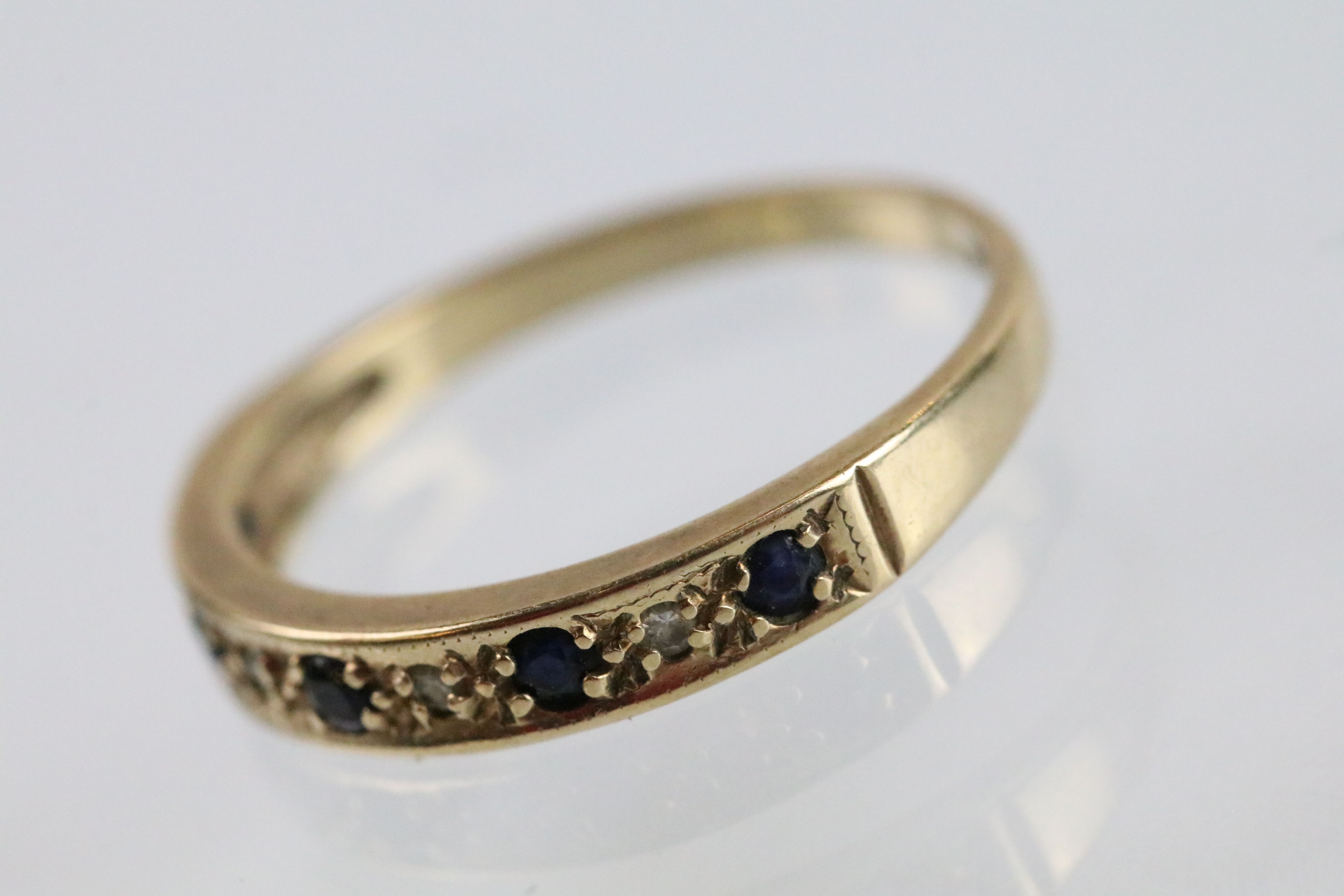 Two 9ct gold rings to include a sapphire and diamond half eternity ring (hallmarked London 1990, - Bild 7 aus 10