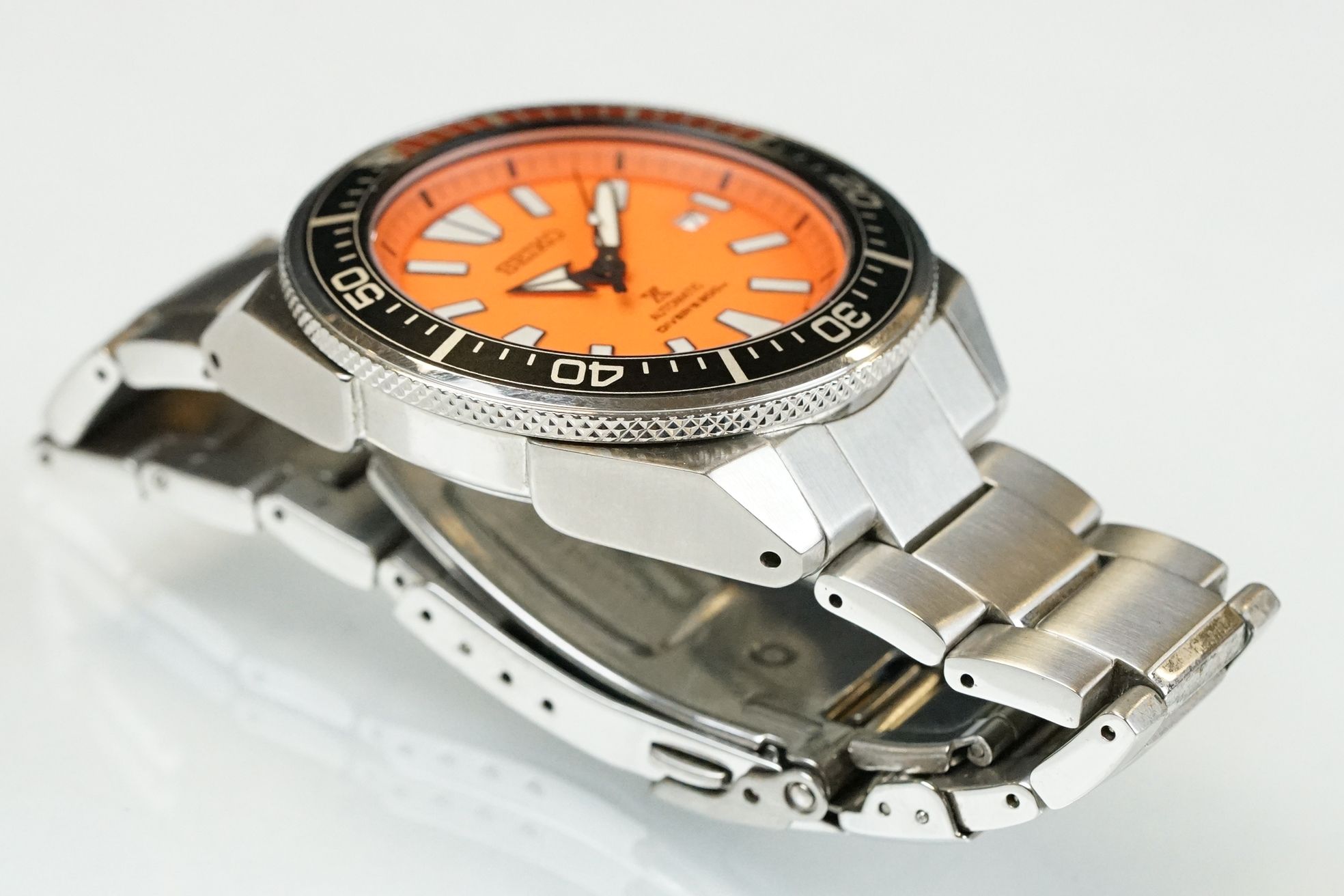 A gents Seiko automatic 200m divers watch, orange dial with black & orange rotating bezel, date - Image 4 of 10