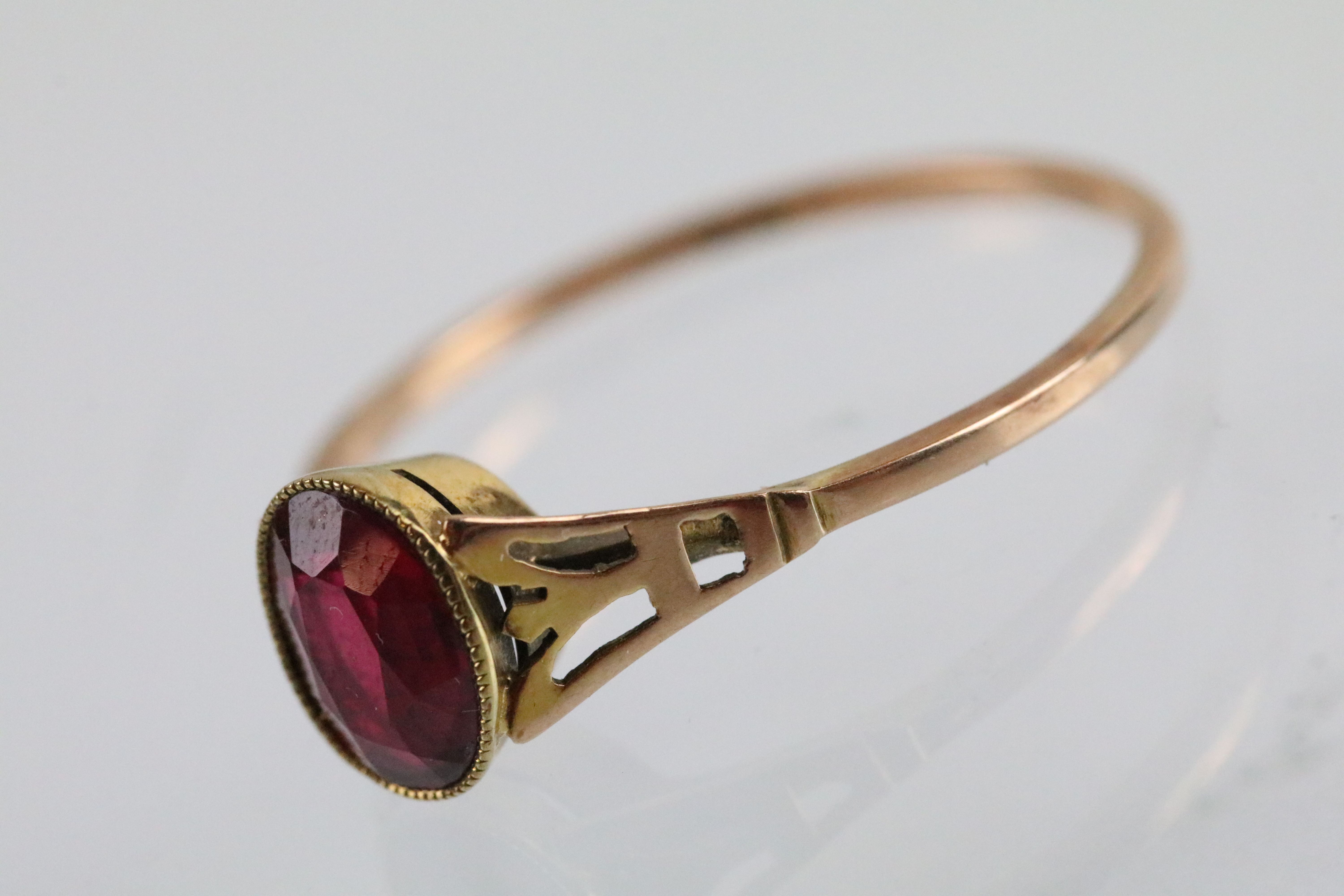 Early 20th Century Edwardian 9ct gold and ruby ring. The ring being bezel set with an oval mixed cut - Bild 2 aus 6