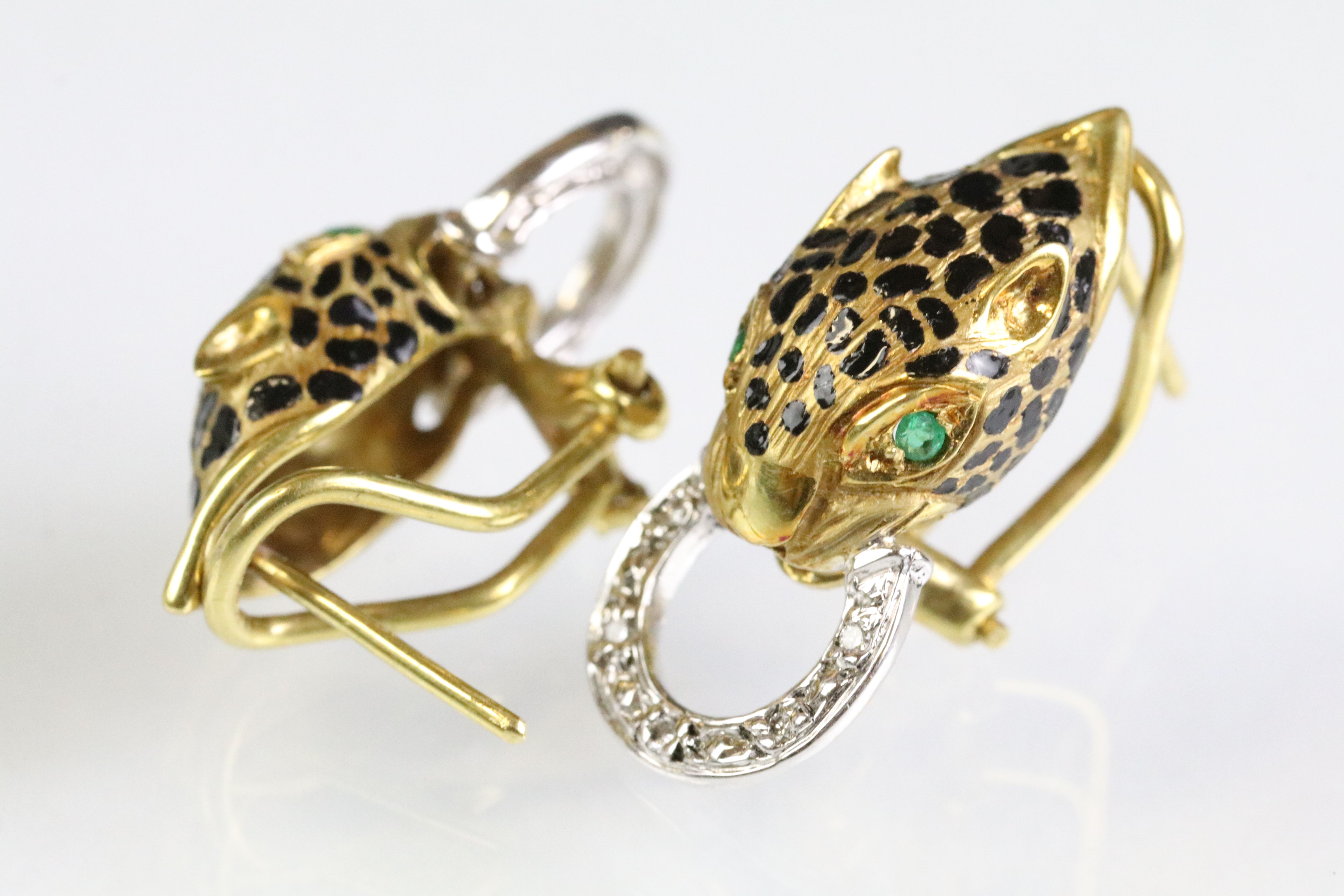 Pair of 18ct gold stud earrings in the form of leopards having round cut emeralds to the eyes, and - Image 2 of 5